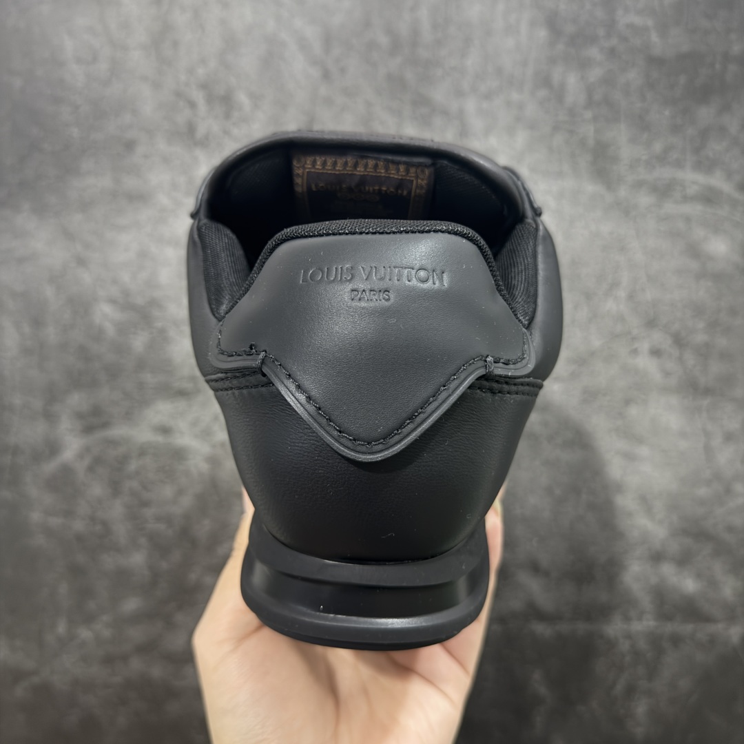 图片[4]-【佛山超A版】LV BUTTERSOFT 黑色阿甘鞋 LV路易威登 Nigo菲董 联名 Buttersoft系列 胖丁 厚底 休闲 运动鞋 阿甘鞋 原版购入开发做货 原版定制头层牛皮 内里进口透气网里 原版开模防滑TPU材质鞋底 碾压市面一切版本 欢迎随意对比 LV Buttersoft 运动鞋出自 Pharrell Williams 之手，以柔软的 Monogram 印花羊皮革与牛皮革重绎 1960 年代的潮流构型，再借加衬鞋面升级舒适体验。LV 字母和皮革饰边点明品牌身份，Pharrell Williams 肖像与龙虾压纹图案共述 2025 秋冬男装秀场风尚 尺码：39-46码-选品中心