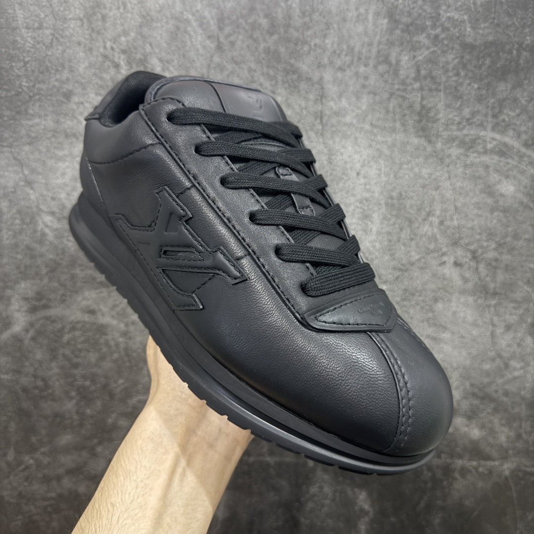 图片[3]-【佛山超A版】LV BUTTERSOFT 黑色阿甘鞋 LV路易威登 Nigo菲董 联名 Buttersoft系列 胖丁 厚底 休闲 运动鞋 阿甘鞋 原版购入开发做货 原版定制头层牛皮 内里进口透气网里 原版开模防滑TPU材质鞋底 碾压市面一切版本 欢迎随意对比 LV Buttersoft 运动鞋出自 Pharrell Williams 之手，以柔软的 Monogram 印花羊皮革与牛皮革重绎 1960 年代的潮流构型，再借加衬鞋面升级舒适体验。LV 字母和皮革饰边点明品牌身份，Pharrell Williams 肖像与龙虾压纹图案共述 2025 秋冬男装秀场风尚 尺码：39-46码-选品中心