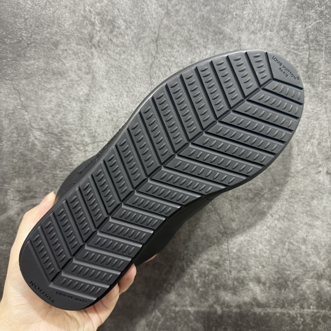 图片[9]-【佛山超A版】LV BUTTERSOFT 黑色阿甘鞋 LV路易威登 Nigo菲董 联名 Buttersoft系列 胖丁 厚底 休闲 运动鞋 阿甘鞋 原版购入开发做货 原版定制头层牛皮 内里进口透气网里 原版开模防滑TPU材质鞋底 碾压市面一切版本 欢迎随意对比 LV Buttersoft 运动鞋出自 Pharrell Williams 之手，以柔软的 Monogram 印花羊皮革与牛皮革重绎 1960 年代的潮流构型，再借加衬鞋面升级舒适体验。LV 字母和皮革饰边点明品牌身份，Pharrell Williams 肖像与龙虾压纹图案共述 2025 秋冬男装秀场风尚 尺码：39-46码-选品中心