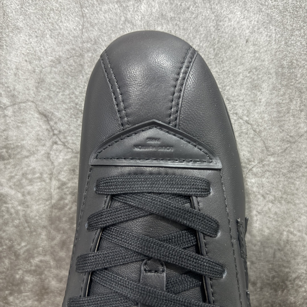 图片[5]-【佛山超A版】LV BUTTERSOFT 黑色阿甘鞋 LV路易威登 Nigo菲董 联名 Buttersoft系列 胖丁 厚底 休闲 运动鞋 阿甘鞋 原版购入开发做货 原版定制头层牛皮 内里进口透气网里 原版开模防滑TPU材质鞋底 碾压市面一切版本 欢迎随意对比 LV Buttersoft 运动鞋出自 Pharrell Williams 之手，以柔软的 Monogram 印花羊皮革与牛皮革重绎 1960 年代的潮流构型，再借加衬鞋面升级舒适体验。LV 字母和皮革饰边点明品牌身份，Pharrell Williams 肖像与龙虾压纹图案共述 2025 秋冬男装秀场风尚 尺码：39-46码-选品中心