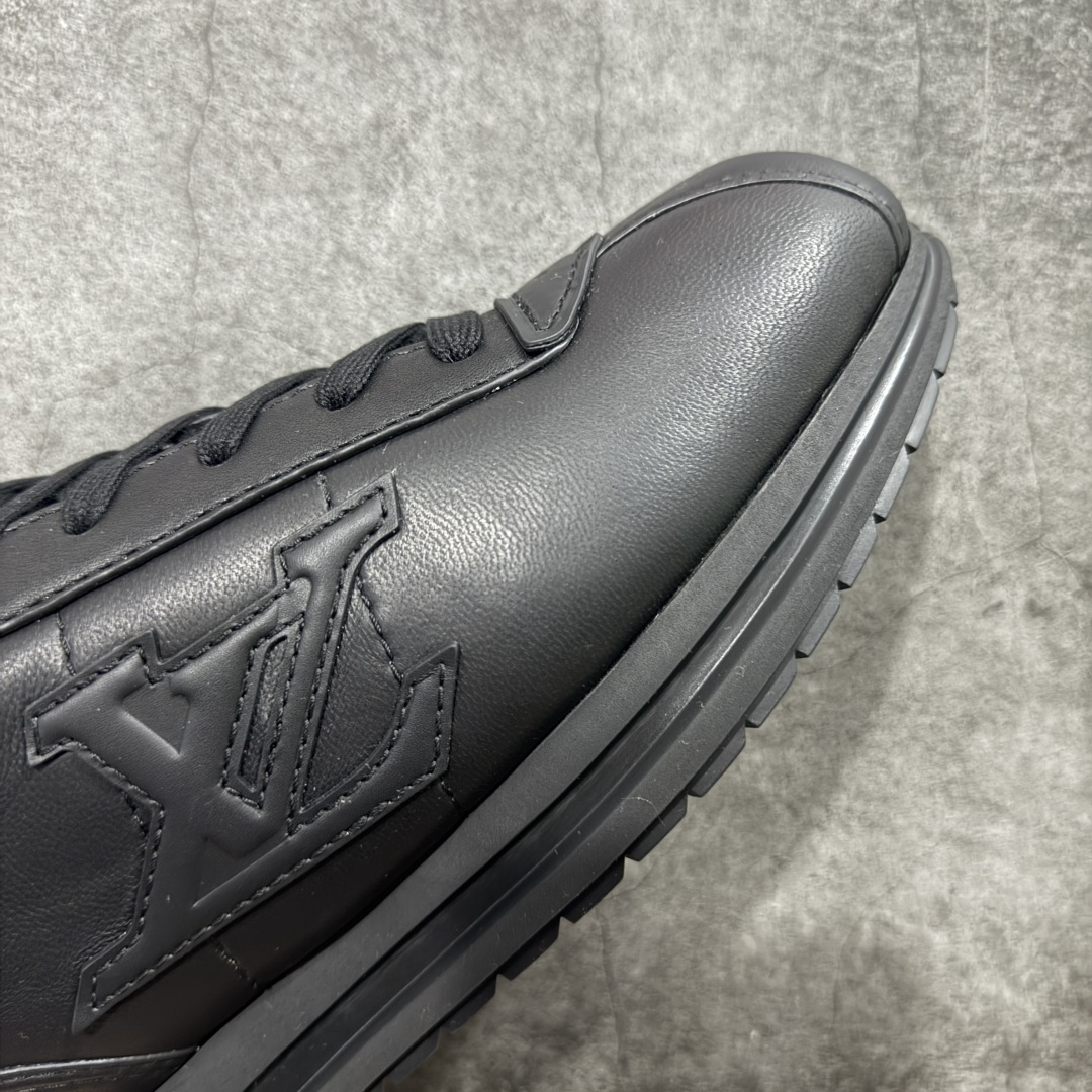 图片[7]-【佛山超A版】LV BUTTERSOFT 黑色阿甘鞋 LV路易威登 Nigo菲董 联名 Buttersoft系列 胖丁 厚底 休闲 运动鞋 阿甘鞋 原版购入开发做货 原版定制头层牛皮 内里进口透气网里 原版开模防滑TPU材质鞋底 碾压市面一切版本 欢迎随意对比 LV Buttersoft 运动鞋出自 Pharrell Williams 之手，以柔软的 Monogram 印花羊皮革与牛皮革重绎 1960 年代的潮流构型，再借加衬鞋面升级舒适体验。LV 字母和皮革饰边点明品牌身份，Pharrell Williams 肖像与龙虾压纹图案共述 2025 秋冬男装秀场风尚 尺码：39-46码-选品中心