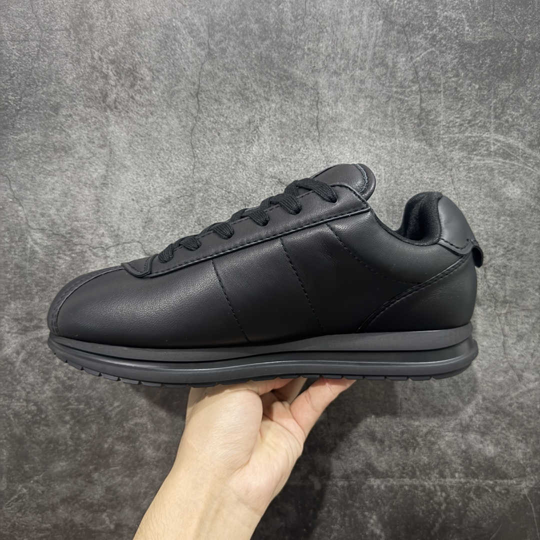 图片[2]-【佛山超A版】LV BUTTERSOFT 黑色阿甘鞋 LV路易威登 Nigo菲董 联名 Buttersoft系列 胖丁 厚底 休闲 运动鞋 阿甘鞋 原版购入开发做货 原版定制头层牛皮 内里进口透气网里 原版开模防滑TPU材质鞋底 碾压市面一切版本 欢迎随意对比 LV Buttersoft 运动鞋出自 Pharrell Williams 之手，以柔软的 Monogram 印花羊皮革与牛皮革重绎 1960 年代的潮流构型，再借加衬鞋面升级舒适体验。LV 字母和皮革饰边点明品牌身份，Pharrell Williams 肖像与龙虾压纹图案共述 2025 秋冬男装秀场风尚 尺码：39-46码-选品中心