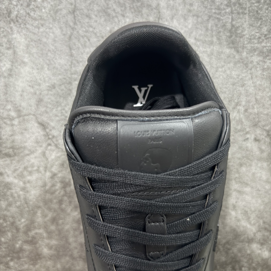 图片[6]-【佛山超A版】LV BUTTERSOFT 黑色阿甘鞋 LV路易威登 Nigo菲董 联名 Buttersoft系列 胖丁 厚底 休闲 运动鞋 阿甘鞋 原版购入开发做货 原版定制头层牛皮 内里进口透气网里 原版开模防滑TPU材质鞋底 碾压市面一切版本 欢迎随意对比 LV Buttersoft 运动鞋出自 Pharrell Williams 之手，以柔软的 Monogram 印花羊皮革与牛皮革重绎 1960 年代的潮流构型，再借加衬鞋面升级舒适体验。LV 字母和皮革饰边点明品牌身份，Pharrell Williams 肖像与龙虾压纹图案共述 2025 秋冬男装秀场风尚 尺码：39-46码-选品中心