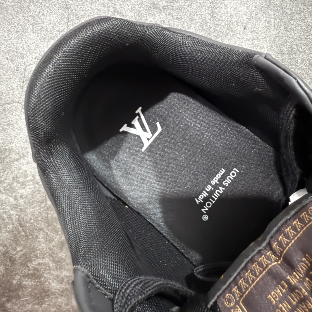 图片[8]-【佛山超A版】LV BUTTERSOFT 黑色阿甘鞋 LV路易威登 Nigo菲董 联名 Buttersoft系列 胖丁 厚底 休闲 运动鞋 阿甘鞋 原版购入开发做货 原版定制头层牛皮 内里进口透气网里 原版开模防滑TPU材质鞋底 碾压市面一切版本 欢迎随意对比 LV Buttersoft 运动鞋出自 Pharrell Williams 之手，以柔软的 Monogram 印花羊皮革与牛皮革重绎 1960 年代的潮流构型，再借加衬鞋面升级舒适体验。LV 字母和皮革饰边点明品牌身份，Pharrell Williams 肖像与龙虾压纹图案共述 2025 秋冬男装秀场风尚 尺码：39-46码-选品中心