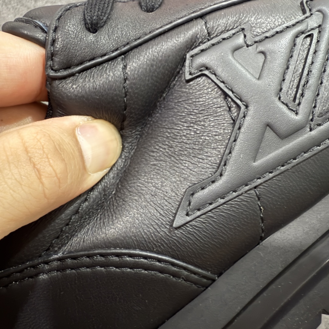 图片[2]-【佛山超A版】LV BUTTERSOFT 黑色阿甘鞋 LV路易威登 Nigo菲董 联名 Buttersoft系列 胖丁 厚底 休闲 运动鞋 阿甘鞋 原版购入开发做货 原版定制头层牛皮 内里进口透气网里 原版开模防滑TPU材质鞋底 碾压市面一切版本 欢迎随意对比 LV Buttersoft 运动鞋出自 Pharrell Williams 之手，以柔软的 Monogram 印花羊皮革与牛皮革重绎 1960 年代的潮流构型，再借加衬鞋面升级舒适体验。LV 字母和皮革饰边点明品牌身份，Pharrell Williams 肖像与龙虾压纹图案共述 2025 秋冬男装秀场风尚 尺码：39-46码-选品中心