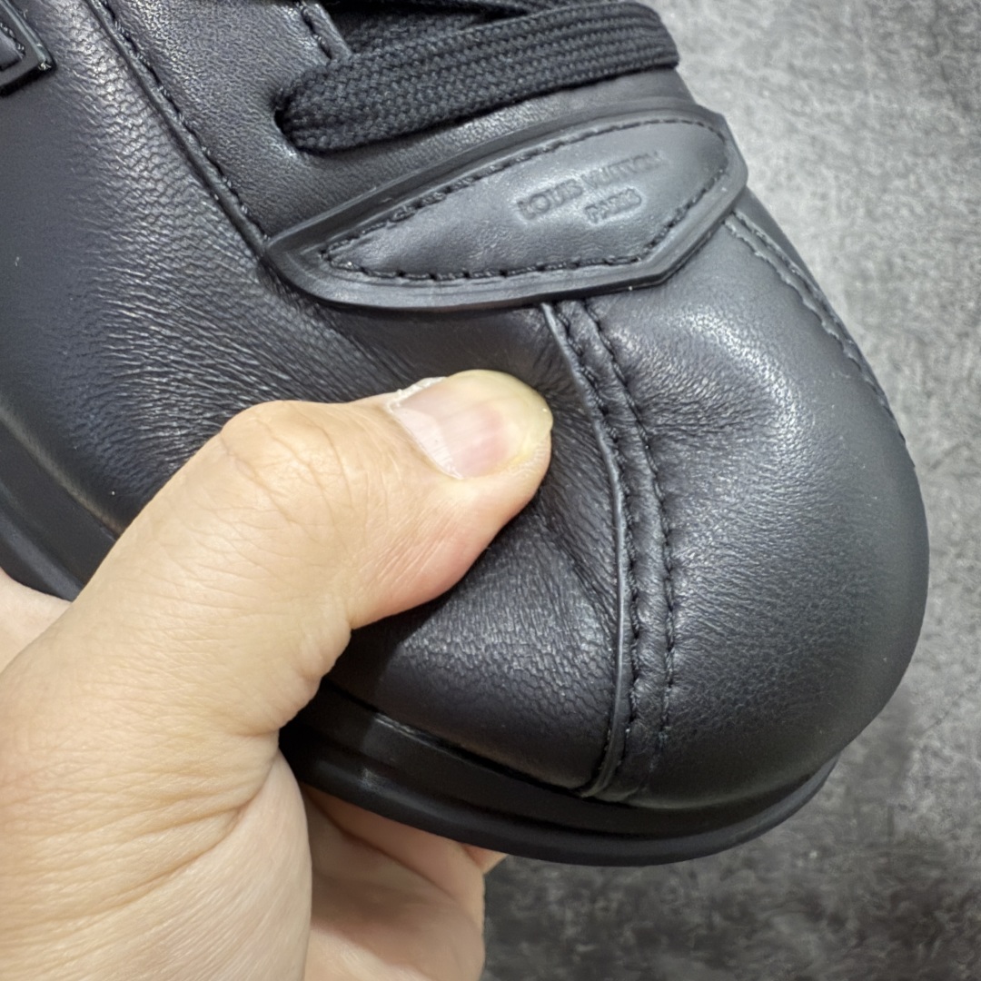 图片[4]-【佛山超A版】LV BUTTERSOFT 黑色阿甘鞋 LV路易威登 Nigo菲董 联名 Buttersoft系列 胖丁 厚底 休闲 运动鞋 阿甘鞋 原版购入开发做货 原版定制头层牛皮 内里进口透气网里 原版开模防滑TPU材质鞋底 碾压市面一切版本 欢迎随意对比 LV Buttersoft 运动鞋出自 Pharrell Williams 之手，以柔软的 Monogram 印花羊皮革与牛皮革重绎 1960 年代的潮流构型，再借加衬鞋面升级舒适体验。LV 字母和皮革饰边点明品牌身份，Pharrell Williams 肖像与龙虾压纹图案共述 2025 秋冬男装秀场风尚 尺码：39-46码-选品中心