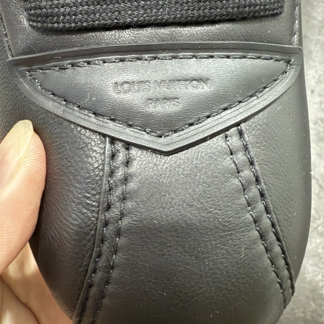 图片[5]-【佛山超A版】LV BUTTERSOFT 黑色阿甘鞋 LV路易威登 Nigo菲董 联名 Buttersoft系列 胖丁 厚底 休闲 运动鞋 阿甘鞋 原版购入开发做货 原版定制头层牛皮 内里进口透气网里 原版开模防滑TPU材质鞋底 碾压市面一切版本 欢迎随意对比 LV Buttersoft 运动鞋出自 Pharrell Williams 之手，以柔软的 Monogram 印花羊皮革与牛皮革重绎 1960 年代的潮流构型，再借加衬鞋面升级舒适体验。LV 字母和皮革饰边点明品牌身份，Pharrell Williams 肖像与龙虾压纹图案共述 2025 秋冬男装秀场风尚 尺码：39-46码-选品中心