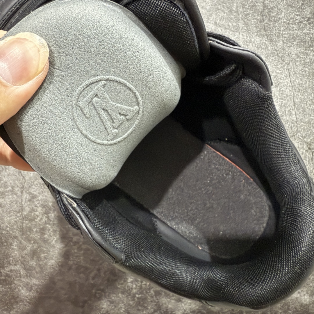 图片[9]-【佛山超A版】LV BUTTERSOFT 黑色阿甘鞋 LV路易威登 Nigo菲董 联名 Buttersoft系列 胖丁 厚底 休闲 运动鞋 阿甘鞋 原版购入开发做货 原版定制头层牛皮 内里进口透气网里 原版开模防滑TPU材质鞋底 碾压市面一切版本 欢迎随意对比 LV Buttersoft 运动鞋出自 Pharrell Williams 之手，以柔软的 Monogram 印花羊皮革与牛皮革重绎 1960 年代的潮流构型，再借加衬鞋面升级舒适体验。LV 字母和皮革饰边点明品牌身份，Pharrell Williams 肖像与龙虾压纹图案共述 2025 秋冬男装秀场风尚 尺码：39-46码-选品中心