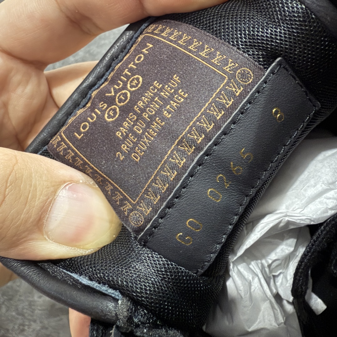 图片[7]-【佛山超A版】LV BUTTERSOFT 黑色阿甘鞋 LV路易威登 Nigo菲董 联名 Buttersoft系列 胖丁 厚底 休闲 运动鞋 阿甘鞋 原版购入开发做货 原版定制头层牛皮 内里进口透气网里 原版开模防滑TPU材质鞋底 碾压市面一切版本 欢迎随意对比 LV Buttersoft 运动鞋出自 Pharrell Williams 之手，以柔软的 Monogram 印花羊皮革与牛皮革重绎 1960 年代的潮流构型，再借加衬鞋面升级舒适体验。LV 字母和皮革饰边点明品牌身份，Pharrell Williams 肖像与龙虾压纹图案共述 2025 秋冬男装秀场风尚 尺码：39-46码-选品中心