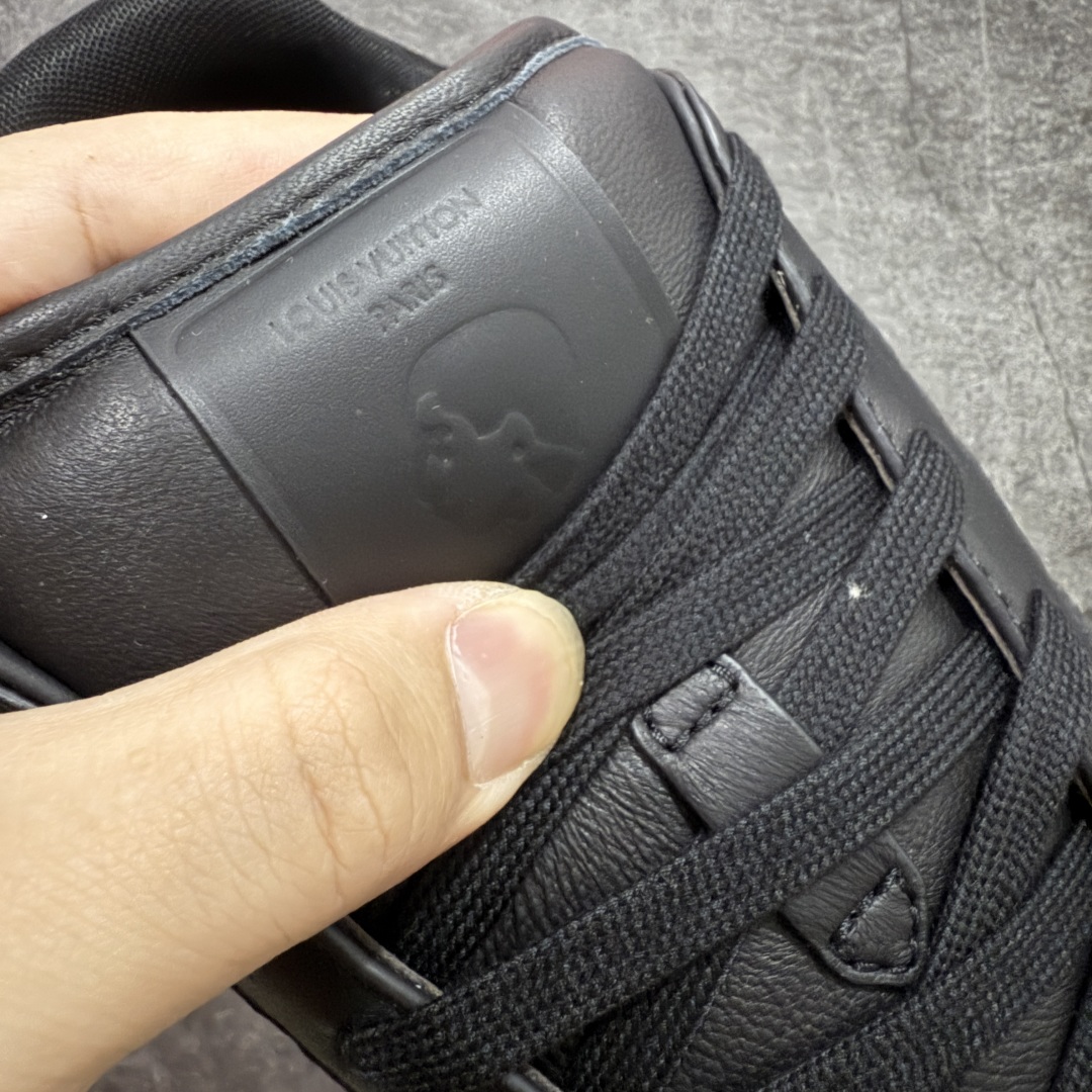 图片[6]-【佛山超A版】LV BUTTERSOFT 黑色阿甘鞋 LV路易威登 Nigo菲董 联名 Buttersoft系列 胖丁 厚底 休闲 运动鞋 阿甘鞋 原版购入开发做货 原版定制头层牛皮 内里进口透气网里 原版开模防滑TPU材质鞋底 碾压市面一切版本 欢迎随意对比 LV Buttersoft 运动鞋出自 Pharrell Williams 之手，以柔软的 Monogram 印花羊皮革与牛皮革重绎 1960 年代的潮流构型，再借加衬鞋面升级舒适体验。LV 字母和皮革饰边点明品牌身份，Pharrell Williams 肖像与龙虾压纹图案共述 2025 秋冬男装秀场风尚 尺码：39-46码-选品中心