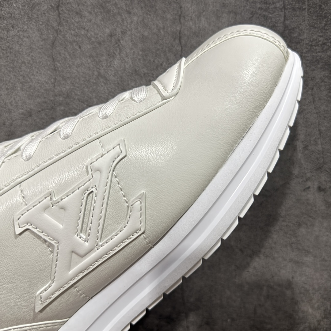 图片[6]-【佛山超A版】LV BUTTERSOFT 白色阿甘鞋 LV路易威登 Nigo菲董 联名 Buttersoft系列 胖丁 厚底 休闲 运动鞋 阿甘鞋 原版购入开发做货 原版定制头层牛皮 内里进口透气网里 原版开模防滑TPU材质鞋底 碾压市面一切版本 欢迎随意对比 LV Buttersoft 运动鞋出自 Pharrell Williams 之手，以柔软的 Monogram 印花羊皮革与牛皮革重绎 1960 年代的潮流构型，再借加衬鞋面升级舒适体验。LV 字母和皮革饰边点明品牌身份，Pharrell Williams 肖像与龙虾压纹图案共述 2025 秋冬男装秀场风尚 尺码：39-46码-选品中心