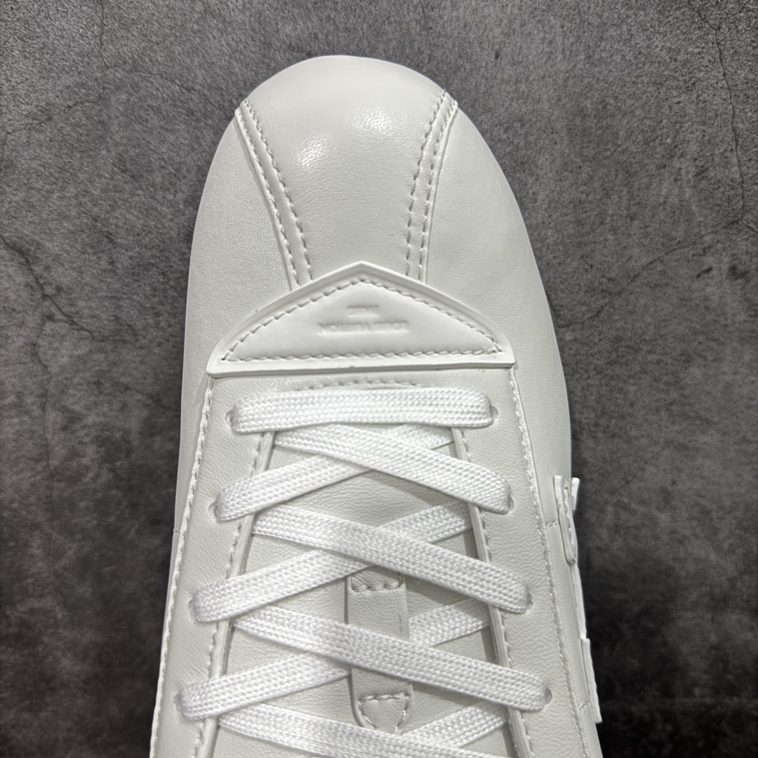 图片[5]-【佛山超A版】LV BUTTERSOFT 白色阿甘鞋 LV路易威登 Nigo菲董 联名 Buttersoft系列 胖丁 厚底 休闲 运动鞋 阿甘鞋 原版购入开发做货 原版定制头层牛皮 内里进口透气网里 原版开模防滑TPU材质鞋底 碾压市面一切版本 欢迎随意对比 LV Buttersoft 运动鞋出自 Pharrell Williams 之手，以柔软的 Monogram 印花羊皮革与牛皮革重绎 1960 年代的潮流构型，再借加衬鞋面升级舒适体验。LV 字母和皮革饰边点明品牌身份，Pharrell Williams 肖像与龙虾压纹图案共述 2025 秋冬男装秀场风尚 尺码：39-46码-选品中心