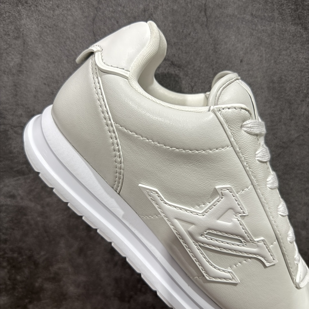 图片[7]-【佛山超A版】LV BUTTERSOFT 白色阿甘鞋 LV路易威登 Nigo菲董 联名 Buttersoft系列 胖丁 厚底 休闲 运动鞋 阿甘鞋 原版购入开发做货 原版定制头层牛皮 内里进口透气网里 原版开模防滑TPU材质鞋底 碾压市面一切版本 欢迎随意对比 LV Buttersoft 运动鞋出自 Pharrell Williams 之手，以柔软的 Monogram 印花羊皮革与牛皮革重绎 1960 年代的潮流构型，再借加衬鞋面升级舒适体验。LV 字母和皮革饰边点明品牌身份，Pharrell Williams 肖像与龙虾压纹图案共述 2025 秋冬男装秀场风尚 尺码：39-46码-选品中心