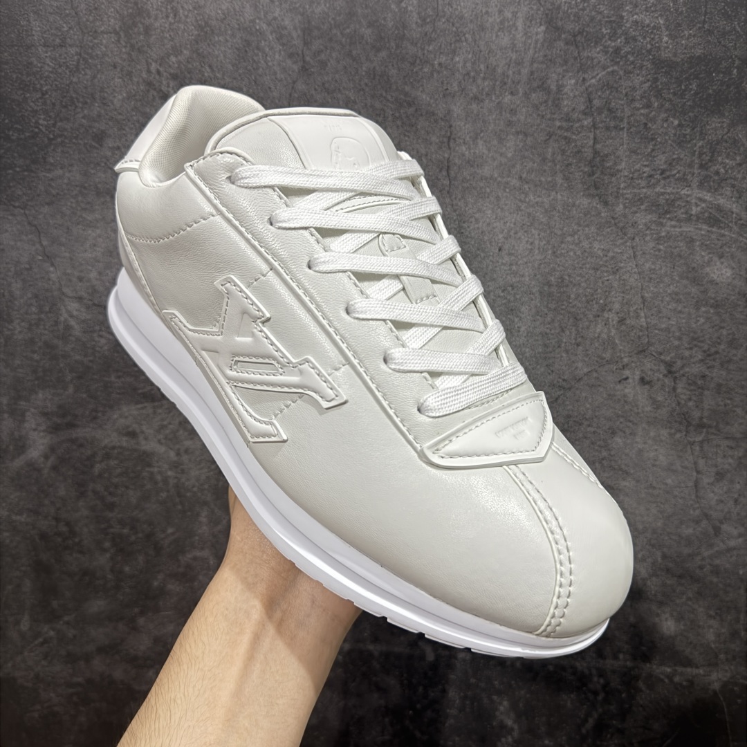 图片[3]-【佛山超A版】LV BUTTERSOFT 白色阿甘鞋 LV路易威登 Nigo菲董 联名 Buttersoft系列 胖丁 厚底 休闲 运动鞋 阿甘鞋 原版购入开发做货 原版定制头层牛皮 内里进口透气网里 原版开模防滑TPU材质鞋底 碾压市面一切版本 欢迎随意对比 LV Buttersoft 运动鞋出自 Pharrell Williams 之手，以柔软的 Monogram 印花羊皮革与牛皮革重绎 1960 年代的潮流构型，再借加衬鞋面升级舒适体验。LV 字母和皮革饰边点明品牌身份，Pharrell Williams 肖像与龙虾压纹图案共述 2025 秋冬男装秀场风尚 尺码：39-46码-选品中心