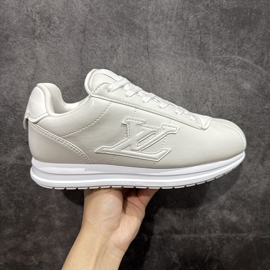 【佛山超A版】LV BUTTERSOFT 白色阿甘鞋 LV路易威登 Nigo菲董 联名 Buttersoft系列 胖丁 厚底 休闲 运动鞋 阿甘鞋 原版购入开发做货 原版定制头层牛皮 内里进口透气网里 原版开模防滑TPU材质鞋底 碾压市面一切版本 欢迎随意对比 LV Buttersoft 运动鞋出自 Pharrell Williams 之手,以柔软的 Monogram 印花羊皮革与牛皮革重绎 1960 年代的潮流构型,再借加衬鞋面升级舒适体验。LV 字母和皮革饰边点明品牌身份,Pharrell Williams 肖像与龙虾压纹图案共述 2025 秋冬男装秀场风尚 尺码:39-46码-选品中心