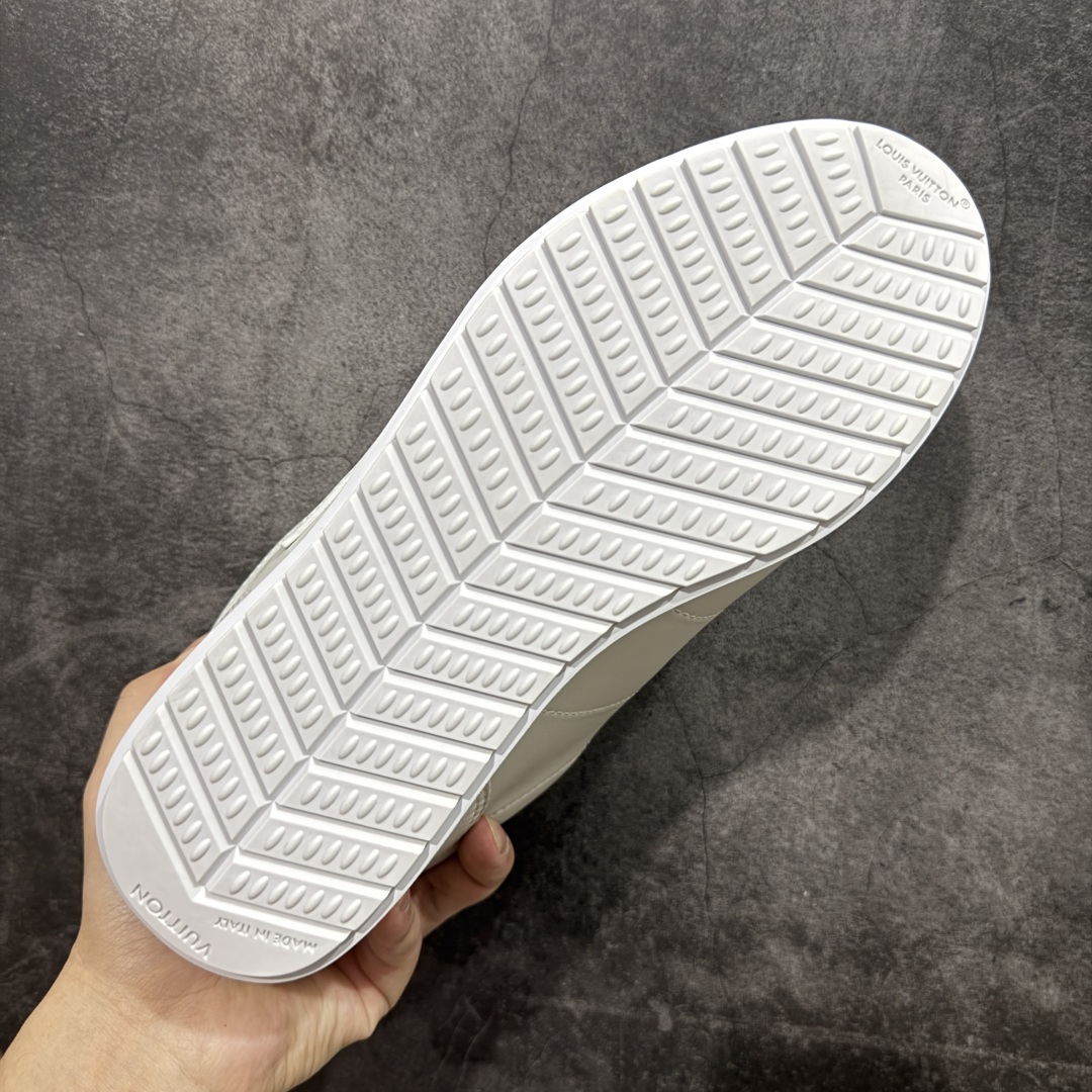 图片[9]-【佛山超A版】LV BUTTERSOFT 白色阿甘鞋 LV路易威登 Nigo菲董 联名 Buttersoft系列 胖丁 厚底 休闲 运动鞋 阿甘鞋 原版购入开发做货 原版定制头层牛皮 内里进口透气网里 原版开模防滑TPU材质鞋底 碾压市面一切版本 欢迎随意对比 LV Buttersoft 运动鞋出自 Pharrell Williams 之手，以柔软的 Monogram 印花羊皮革与牛皮革重绎 1960 年代的潮流构型，再借加衬鞋面升级舒适体验。LV 字母和皮革饰边点明品牌身份，Pharrell Williams 肖像与龙虾压纹图案共述 2025 秋冬男装秀场风尚 尺码：39-46码-选品中心