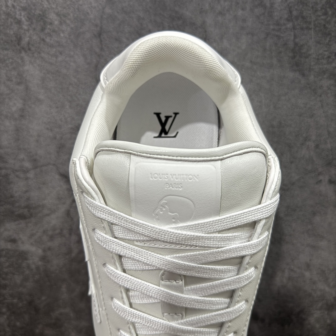 图片[8]-【佛山超A版】LV BUTTERSOFT 白色阿甘鞋 LV路易威登 Nigo菲董 联名 Buttersoft系列 胖丁 厚底 休闲 运动鞋 阿甘鞋 原版购入开发做货 原版定制头层牛皮 内里进口透气网里 原版开模防滑TPU材质鞋底 碾压市面一切版本 欢迎随意对比 LV Buttersoft 运动鞋出自 Pharrell Williams 之手，以柔软的 Monogram 印花羊皮革与牛皮革重绎 1960 年代的潮流构型，再借加衬鞋面升级舒适体验。LV 字母和皮革饰边点明品牌身份，Pharrell Williams 肖像与龙虾压纹图案共述 2025 秋冬男装秀场风尚 尺码：39-46码-选品中心