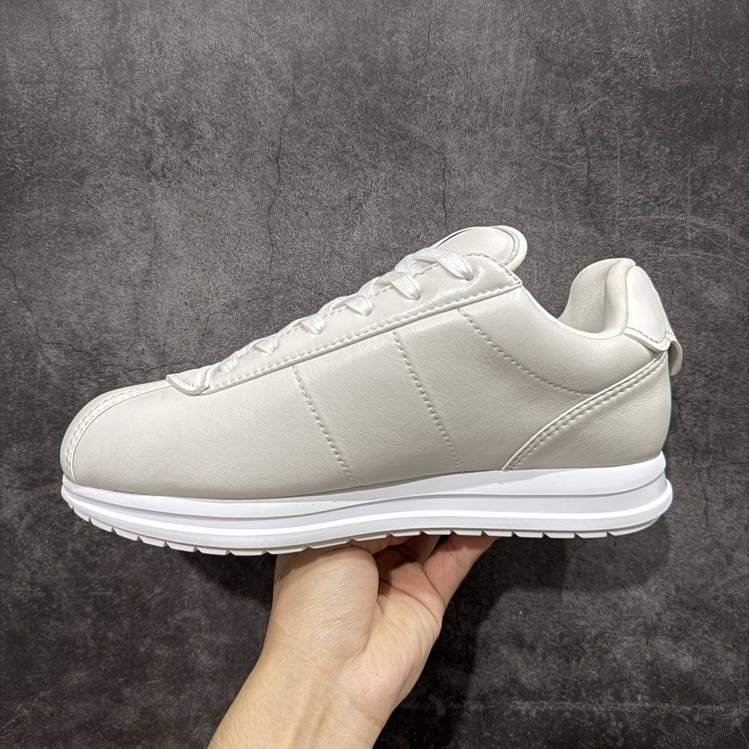 图片[2]-【佛山超A版】LV BUTTERSOFT 白色阿甘鞋 LV路易威登 Nigo菲董 联名 Buttersoft系列 胖丁 厚底 休闲 运动鞋 阿甘鞋 原版购入开发做货 原版定制头层牛皮 内里进口透气网里 原版开模防滑TPU材质鞋底 碾压市面一切版本 欢迎随意对比 LV Buttersoft 运动鞋出自 Pharrell Williams 之手，以柔软的 Monogram 印花羊皮革与牛皮革重绎 1960 年代的潮流构型，再借加衬鞋面升级舒适体验。LV 字母和皮革饰边点明品牌身份，Pharrell Williams 肖像与龙虾压纹图案共述 2025 秋冬男装秀场风尚 尺码：39-46码-选品中心