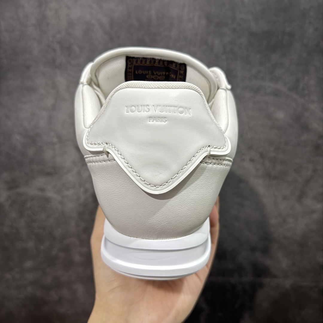 图片[4]-【佛山超A版】LV BUTTERSOFT 白色阿甘鞋 LV路易威登 Nigo菲董 联名 Buttersoft系列 胖丁 厚底 休闲 运动鞋 阿甘鞋 原版购入开发做货 原版定制头层牛皮 内里进口透气网里 原版开模防滑TPU材质鞋底 碾压市面一切版本 欢迎随意对比 LV Buttersoft 运动鞋出自 Pharrell Williams 之手，以柔软的 Monogram 印花羊皮革与牛皮革重绎 1960 年代的潮流构型，再借加衬鞋面升级舒适体验。LV 字母和皮革饰边点明品牌身份，Pharrell Williams 肖像与龙虾压纹图案共述 2025 秋冬男装秀场风尚 尺码：39-46码-选品中心