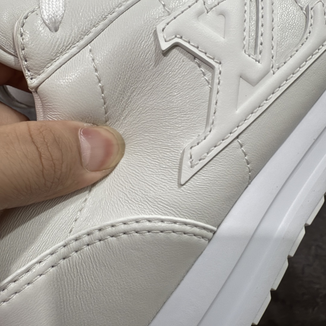 图片[2]-【佛山超A版】LV BUTTERSOFT 白色阿甘鞋 LV路易威登 Nigo菲董 联名 Buttersoft系列 胖丁 厚底 休闲 运动鞋 阿甘鞋 原版购入开发做货 原版定制头层牛皮 内里进口透气网里 原版开模防滑TPU材质鞋底 碾压市面一切版本 欢迎随意对比 LV Buttersoft 运动鞋出自 Pharrell Williams 之手，以柔软的 Monogram 印花羊皮革与牛皮革重绎 1960 年代的潮流构型，再借加衬鞋面升级舒适体验。LV 字母和皮革饰边点明品牌身份，Pharrell Williams 肖像与龙虾压纹图案共述 2025 秋冬男装秀场风尚 尺码：39-46码-选品中心