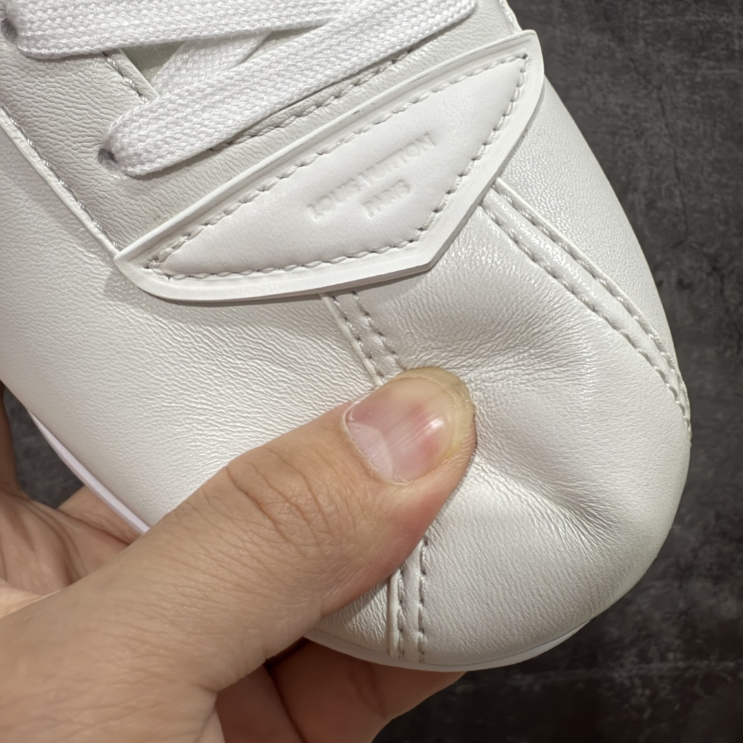 图片[4]-【佛山超A版】LV BUTTERSOFT 白色阿甘鞋 LV路易威登 Nigo菲董 联名 Buttersoft系列 胖丁 厚底 休闲 运动鞋 阿甘鞋 原版购入开发做货 原版定制头层牛皮 内里进口透气网里 原版开模防滑TPU材质鞋底 碾压市面一切版本 欢迎随意对比 LV Buttersoft 运动鞋出自 Pharrell Williams 之手，以柔软的 Monogram 印花羊皮革与牛皮革重绎 1960 年代的潮流构型，再借加衬鞋面升级舒适体验。LV 字母和皮革饰边点明品牌身份，Pharrell Williams 肖像与龙虾压纹图案共述 2025 秋冬男装秀场风尚 尺码：39-46码-选品中心