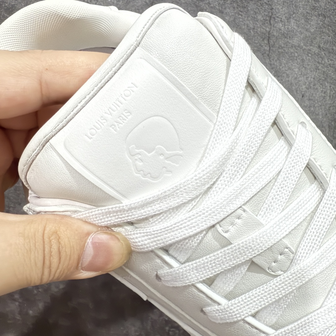 图片[5]-【佛山超A版】LV BUTTERSOFT 白色阿甘鞋 LV路易威登 Nigo菲董 联名 Buttersoft系列 胖丁 厚底 休闲 运动鞋 阿甘鞋 原版购入开发做货 原版定制头层牛皮 内里进口透气网里 原版开模防滑TPU材质鞋底 碾压市面一切版本 欢迎随意对比 LV Buttersoft 运动鞋出自 Pharrell Williams 之手，以柔软的 Monogram 印花羊皮革与牛皮革重绎 1960 年代的潮流构型，再借加衬鞋面升级舒适体验。LV 字母和皮革饰边点明品牌身份，Pharrell Williams 肖像与龙虾压纹图案共述 2025 秋冬男装秀场风尚 尺码：39-46码-选品中心