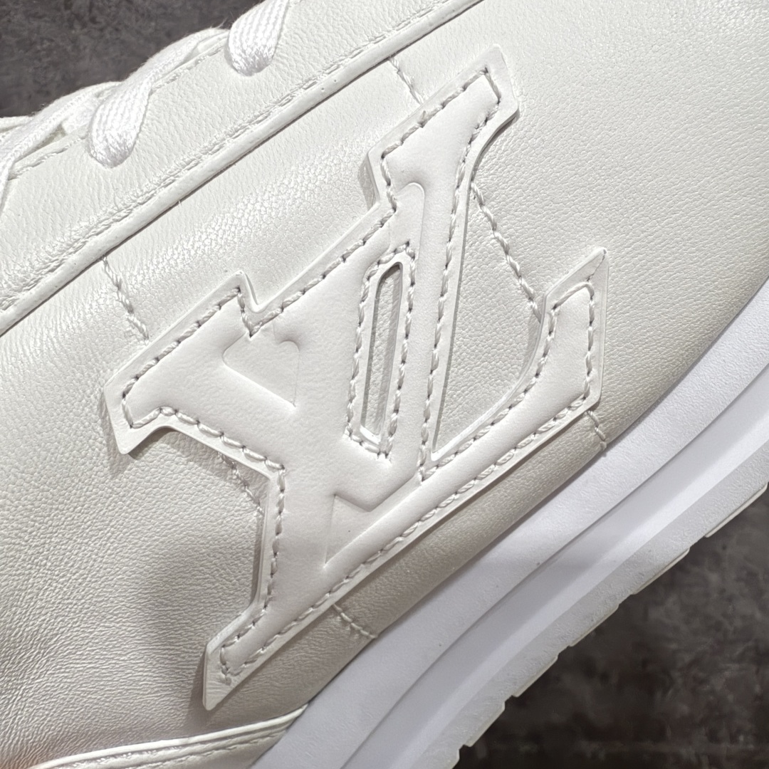 图片[3]-【佛山超A版】LV BUTTERSOFT 白色阿甘鞋 LV路易威登 Nigo菲董 联名 Buttersoft系列 胖丁 厚底 休闲 运动鞋 阿甘鞋 原版购入开发做货 原版定制头层牛皮 内里进口透气网里 原版开模防滑TPU材质鞋底 碾压市面一切版本 欢迎随意对比 LV Buttersoft 运动鞋出自 Pharrell Williams 之手，以柔软的 Monogram 印花羊皮革与牛皮革重绎 1960 年代的潮流构型，再借加衬鞋面升级舒适体验。LV 字母和皮革饰边点明品牌身份，Pharrell Williams 肖像与龙虾压纹图案共述 2025 秋冬男装秀场风尚 尺码：39-46码-选品中心