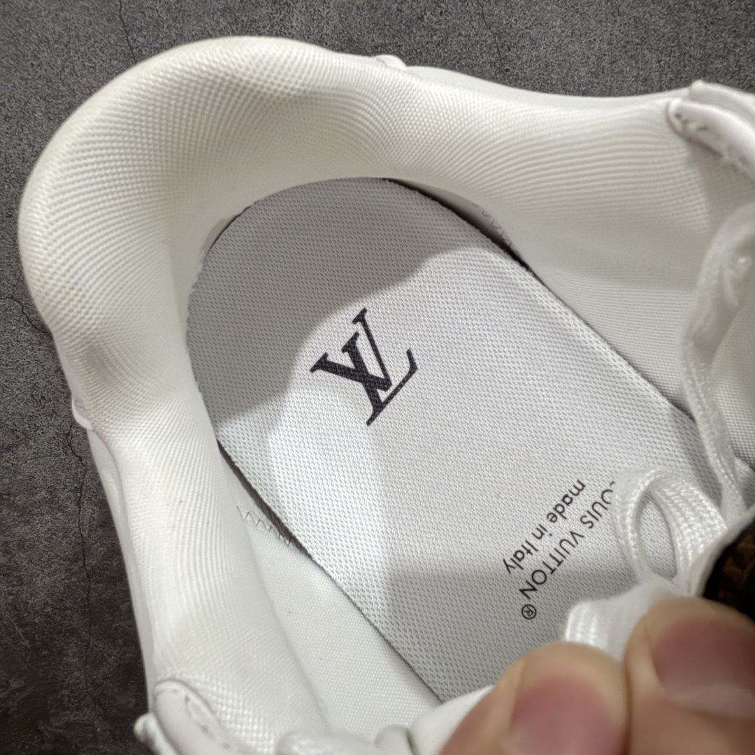 图片[7]-【佛山超A版】LV BUTTERSOFT 白色阿甘鞋 LV路易威登 Nigo菲董 联名 Buttersoft系列 胖丁 厚底 休闲 运动鞋 阿甘鞋 原版购入开发做货 原版定制头层牛皮 内里进口透气网里 原版开模防滑TPU材质鞋底 碾压市面一切版本 欢迎随意对比 LV Buttersoft 运动鞋出自 Pharrell Williams 之手，以柔软的 Monogram 印花羊皮革与牛皮革重绎 1960 年代的潮流构型，再借加衬鞋面升级舒适体验。LV 字母和皮革饰边点明品牌身份，Pharrell Williams 肖像与龙虾压纹图案共述 2025 秋冬男装秀场风尚 尺码：39-46码-选品中心