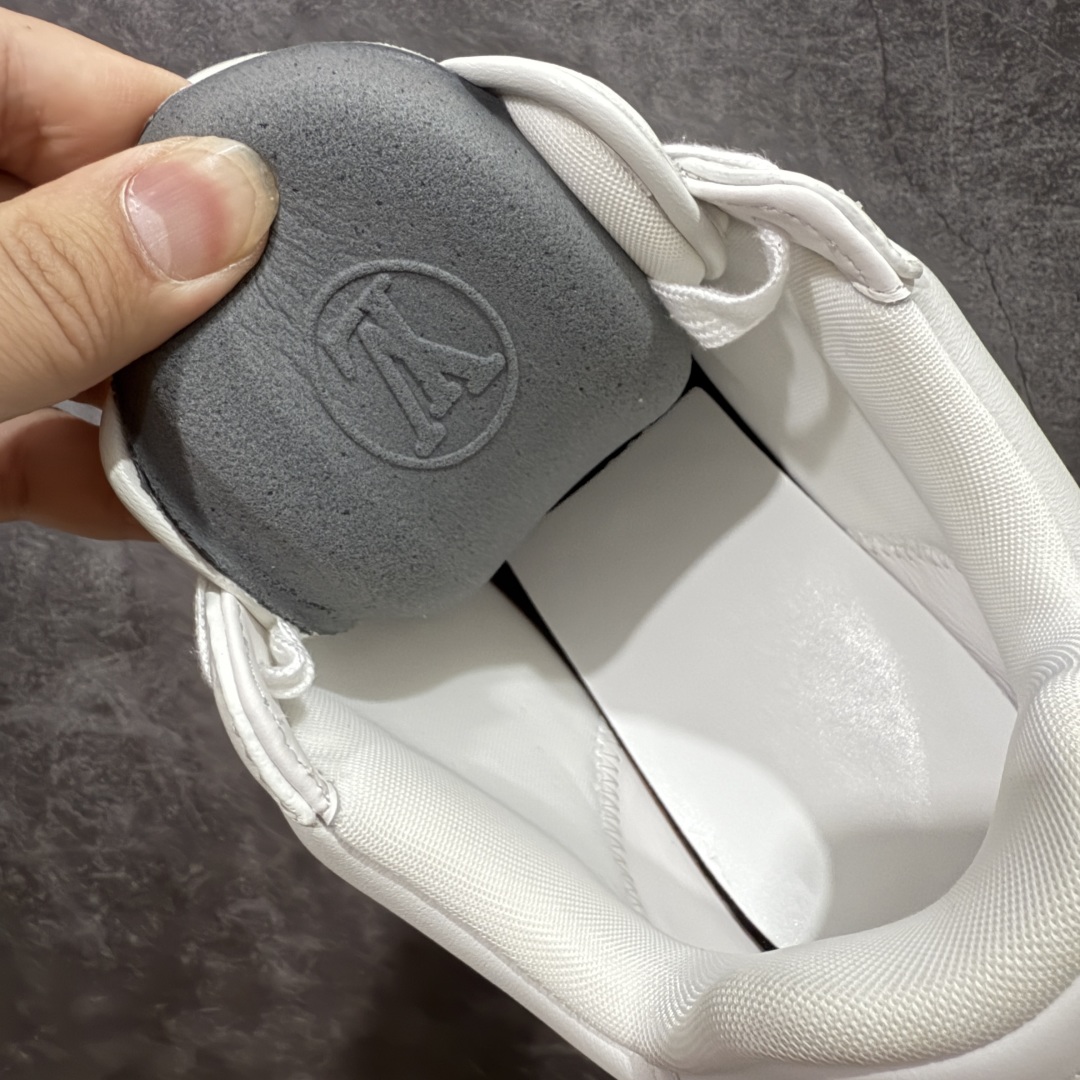 图片[8]-【佛山超A版】LV BUTTERSOFT 白色阿甘鞋 LV路易威登 Nigo菲董 联名 Buttersoft系列 胖丁 厚底 休闲 运动鞋 阿甘鞋 原版购入开发做货 原版定制头层牛皮 内里进口透气网里 原版开模防滑TPU材质鞋底 碾压市面一切版本 欢迎随意对比 LV Buttersoft 运动鞋出自 Pharrell Williams 之手，以柔软的 Monogram 印花羊皮革与牛皮革重绎 1960 年代的潮流构型，再借加衬鞋面升级舒适体验。LV 字母和皮革饰边点明品牌身份，Pharrell Williams 肖像与龙虾压纹图案共述 2025 秋冬男装秀场风尚 尺码：39-46码-选品中心