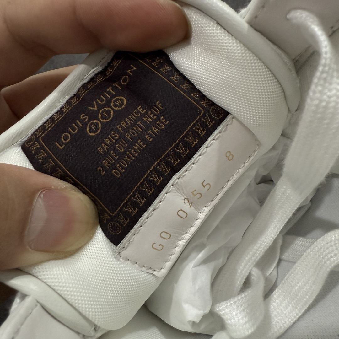 图片[6]-【佛山超A版】LV BUTTERSOFT 白色阿甘鞋 LV路易威登 Nigo菲董 联名 Buttersoft系列 胖丁 厚底 休闲 运动鞋 阿甘鞋 原版购入开发做货 原版定制头层牛皮 内里进口透气网里 原版开模防滑TPU材质鞋底 碾压市面一切版本 欢迎随意对比 LV Buttersoft 运动鞋出自 Pharrell Williams 之手，以柔软的 Monogram 印花羊皮革与牛皮革重绎 1960 年代的潮流构型，再借加衬鞋面升级舒适体验。LV 字母和皮革饰边点明品牌身份，Pharrell Williams 肖像与龙虾压纹图案共述 2025 秋冬男装秀场风尚 尺码：39-46码-选品中心