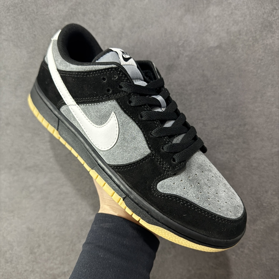 图片[3]-【公司级】耐克Nike SB Dunk Low Retro SE\”Black Grey Gum\”扣篮系列低帮休闲运动滑板板鞋“黑灰麂皮生胶”HQ1931-001 #男鞋半码制#更新窄楦翘头版型#采用固色翻毛皮鞋面材质#鞋垫嵌EVA缓震物料#窄版翘头耐磨橡胶大底 尺码：36-45带半码 编码：YBB220230-选品中心