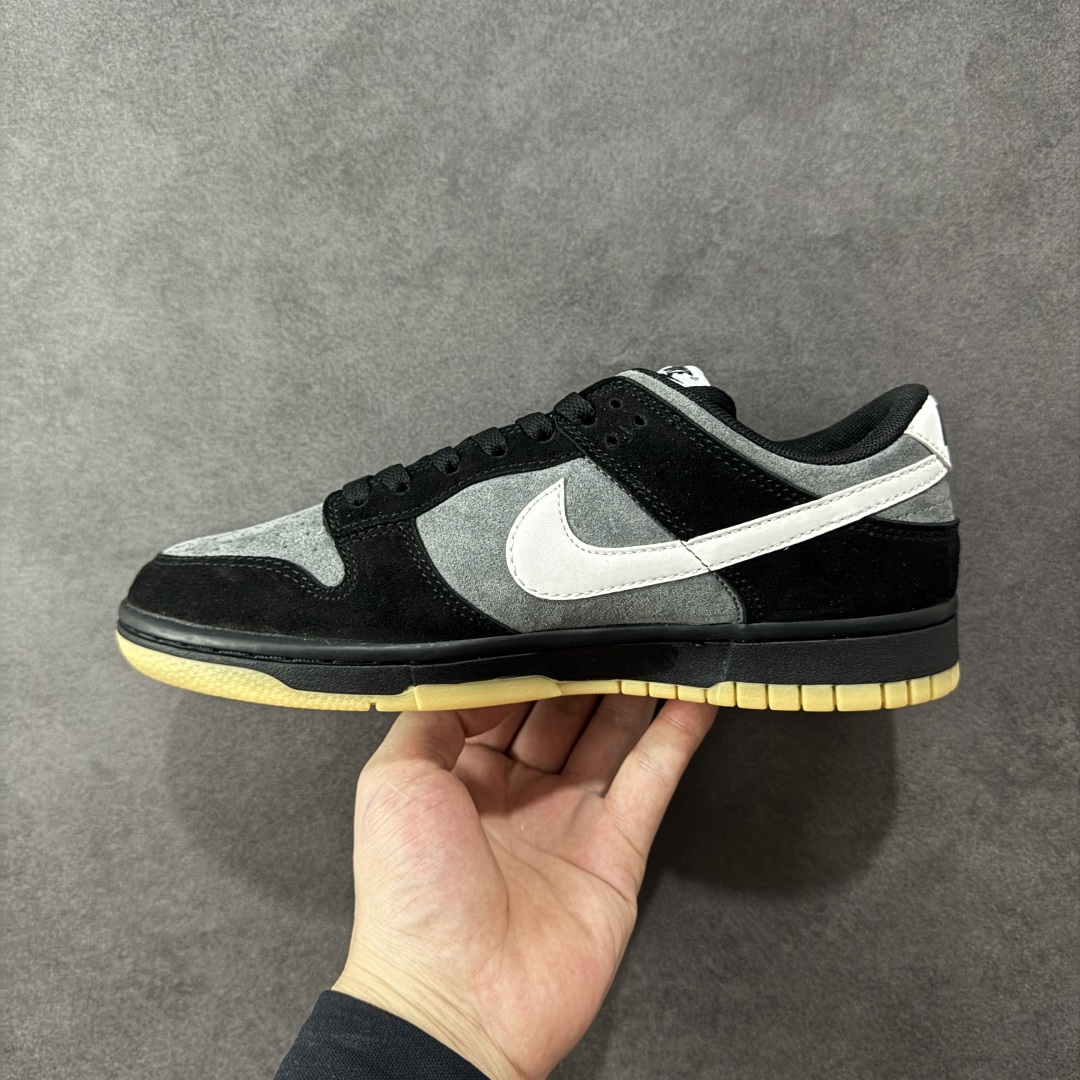 图片[2]-【公司级】耐克Nike SB Dunk Low Retro SE\”Black Grey Gum\”扣篮系列低帮休闲运动滑板板鞋“黑灰麂皮生胶”HQ1931-001 #男鞋半码制#更新窄楦翘头版型#采用固色翻毛皮鞋面材质#鞋垫嵌EVA缓震物料#窄版翘头耐磨橡胶大底 尺码：36-45带半码 编码：YBB220230-选品中心