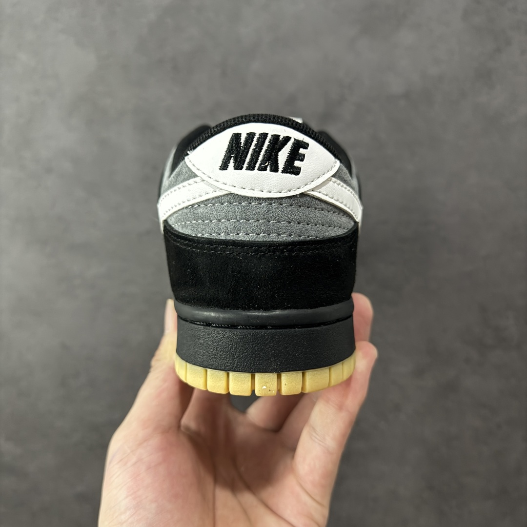 图片[4]-【公司级】耐克Nike SB Dunk Low Retro SE\”Black Grey Gum\”扣篮系列低帮休闲运动滑板板鞋“黑灰麂皮生胶”HQ1931-001 #男鞋半码制#更新窄楦翘头版型#采用固色翻毛皮鞋面材质#鞋垫嵌EVA缓震物料#窄版翘头耐磨橡胶大底 尺码：36-45带半码 编码：YBB220230-选品中心