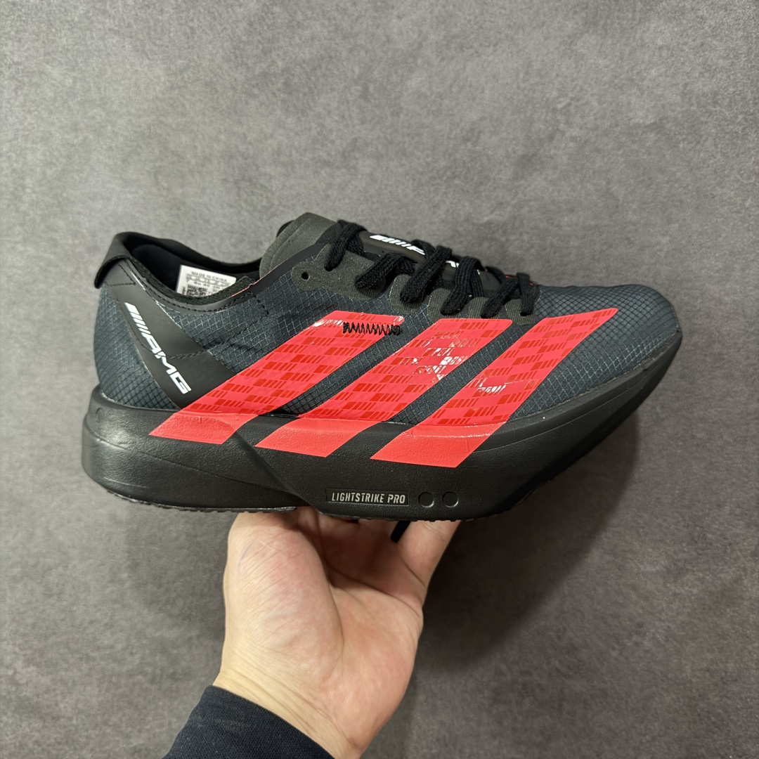 【公司级】Adidas Y-3 Adios PRO 4M 阿迪超轻透气缓震跑鞋 联名款 整体外观造型与adiZero Adios Pro EVO 1非常相似 中底配置方面搭载全掌Lightstrike Pro 鞋面采用透气网面示人 契合日常训练鞋的定位 更加耐用 外底给到了马牌橡胶 及上代竞速旗舰adidas Adizero Adios Pro 3区域分布 货号: KH8840 尺码:36 36.5 37 38 38.5 39 40 40.5 41 42 42.5 43 44 44.5 45 编码:FSB260270-选品中心
