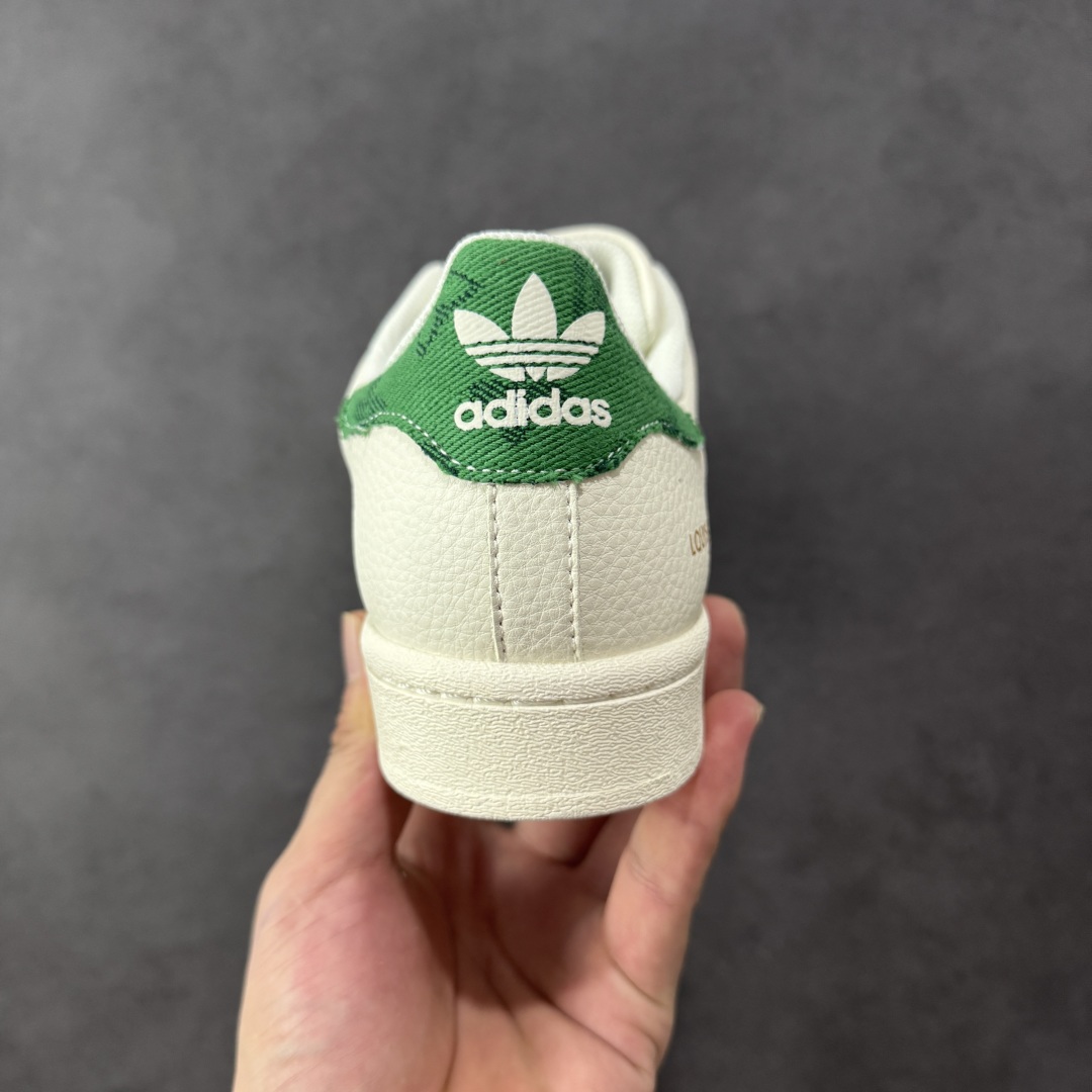 图片[4]-【定制版】Louis Vuitton x Adidas Original Superstar 路易威登LV x 阿迪达斯 低帮 联名白绿 贝壳头防滑耐磨轻便低邦板鞋男女同款 鞋身整体采用米白色皮革打造，搭配经典米白贝壳头，鞋身两侧经典锯齿三条杠Logo采用绿色帆布点缀，鞋头处LV字样金色压印妆点，鞋舌上以绿色Adidas字样及三叶草Logo呈现，瞬间提升鞋子的时尚程度，后跟装饰片辅以绿色制作并带有白色Adidas字样及三叶草LLogo，后跟印有Louis Vuitton字样，彰显联名身份；最后以米白色中底搭配同色橡胶外底完善整体设计收尾。 货号：SD6819 尺码：36-45带半码 编码：CCB290300-选品中心