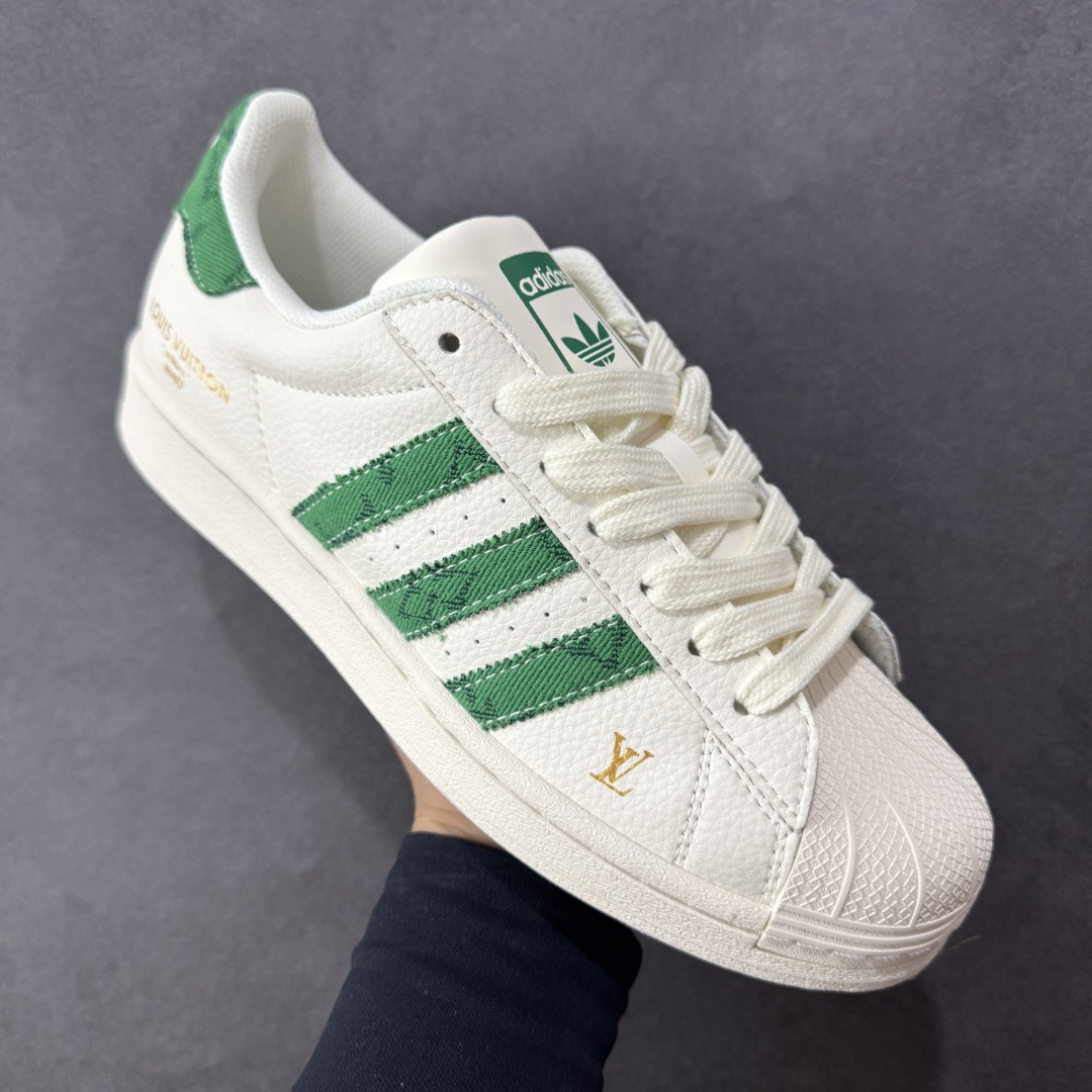 图片[3]-【定制版】Louis Vuitton x Adidas Original Superstar 路易威登LV x 阿迪达斯 低帮 联名白绿 贝壳头防滑耐磨轻便低邦板鞋男女同款 鞋身整体采用米白色皮革打造，搭配经典米白贝壳头，鞋身两侧经典锯齿三条杠Logo采用绿色帆布点缀，鞋头处LV字样金色压印妆点，鞋舌上以绿色Adidas字样及三叶草Logo呈现，瞬间提升鞋子的时尚程度，后跟装饰片辅以绿色制作并带有白色Adidas字样及三叶草LLogo，后跟印有Louis Vuitton字样，彰显联名身份；最后以米白色中底搭配同色橡胶外底完善整体设计收尾。 货号：SD6819 尺码：36-45带半码 编码：CCB290300-选品中心