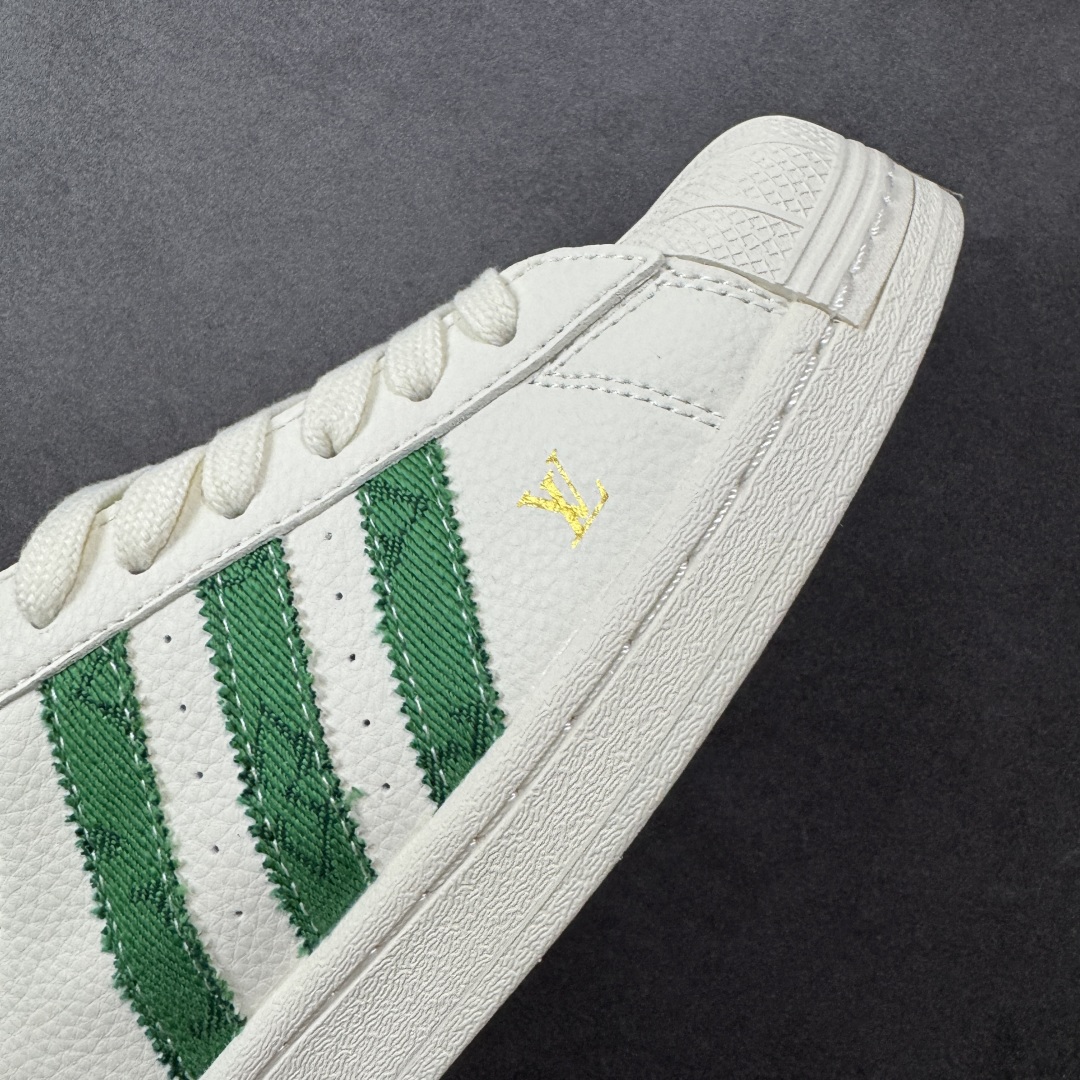 图片[5]-【定制版】Louis Vuitton x Adidas Original Superstar 路易威登LV x 阿迪达斯 低帮 联名白绿 贝壳头防滑耐磨轻便低邦板鞋男女同款 鞋身整体采用米白色皮革打造，搭配经典米白贝壳头，鞋身两侧经典锯齿三条杠Logo采用绿色帆布点缀，鞋头处LV字样金色压印妆点，鞋舌上以绿色Adidas字样及三叶草Logo呈现，瞬间提升鞋子的时尚程度，后跟装饰片辅以绿色制作并带有白色Adidas字样及三叶草LLogo，后跟印有Louis Vuitton字样，彰显联名身份；最后以米白色中底搭配同色橡胶外底完善整体设计收尾。 货号：SD6819 尺码：36-45带半码 编码：CCB290300-选品中心