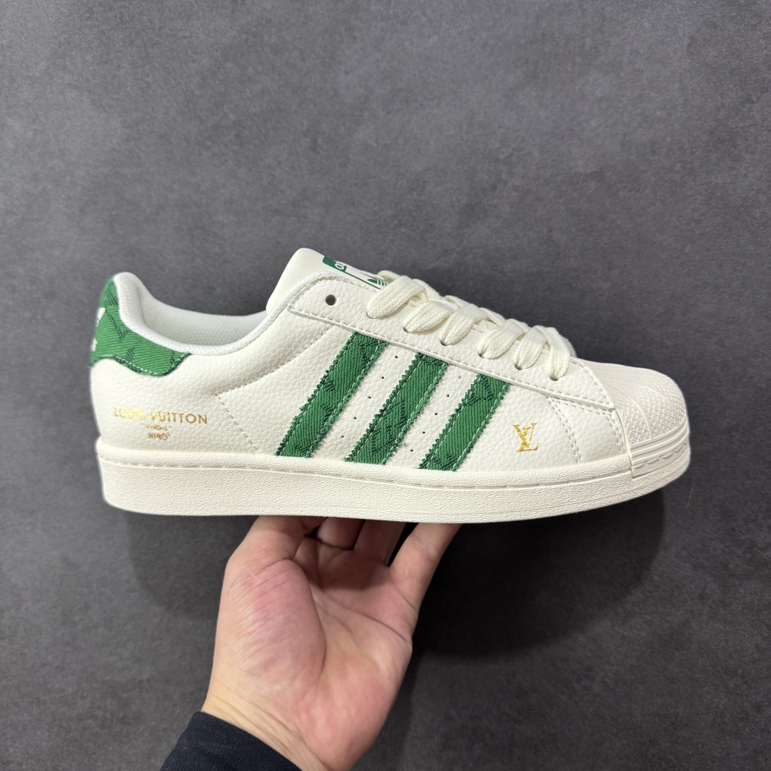 【定制版】Louis Vuitton x Adidas Original Superstar 路易威登LV x 阿迪达斯 低帮 联名白绿 贝壳头防滑耐磨轻便低邦板鞋男女同款 鞋身整体采用米白色皮革打造,搭配经典米白贝壳头,鞋身两侧经典锯齿三条杠Logo采用绿色帆布点缀,鞋头处LV字样金色压印妆点,鞋舌上以绿色Adidas字样及三叶草Logo呈现,瞬间提升鞋子的时尚程度,后跟装饰片辅以绿色制作并带有白色Adidas字样及三叶草LLogo,后跟印有Louis Vuitton字样,彰显联名身份;最后以米白色中底搭配同色橡胶外底完善整体设计收尾。 货号:SD6819 尺码:36-45带半码 编码:CCB290300-选品中心