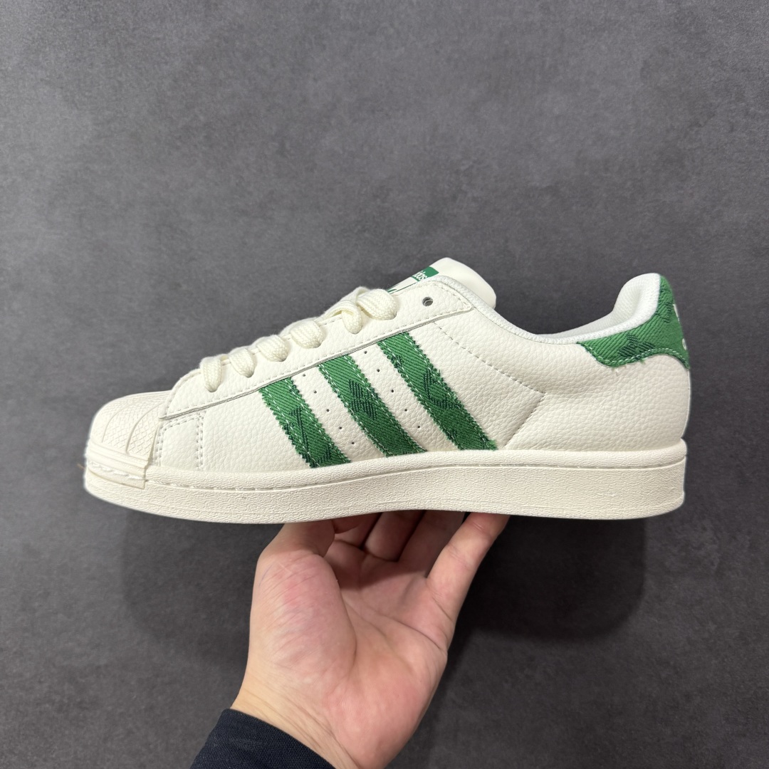 图片[2]-【定制版】Louis Vuitton x Adidas Original Superstar 路易威登LV x 阿迪达斯 低帮 联名白绿 贝壳头防滑耐磨轻便低邦板鞋男女同款 鞋身整体采用米白色皮革打造，搭配经典米白贝壳头，鞋身两侧经典锯齿三条杠Logo采用绿色帆布点缀，鞋头处LV字样金色压印妆点，鞋舌上以绿色Adidas字样及三叶草Logo呈现，瞬间提升鞋子的时尚程度，后跟装饰片辅以绿色制作并带有白色Adidas字样及三叶草LLogo，后跟印有Louis Vuitton字样，彰显联名身份；最后以米白色中底搭配同色橡胶外底完善整体设计收尾。 货号：SD6819 尺码：36-45带半码 编码：CCB290300-选品中心