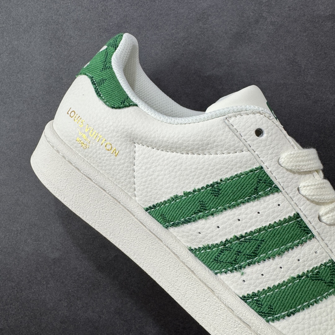 图片[6]-【定制版】Louis Vuitton x Adidas Original Superstar 路易威登LV x 阿迪达斯 低帮 联名白绿 贝壳头防滑耐磨轻便低邦板鞋男女同款 鞋身整体采用米白色皮革打造，搭配经典米白贝壳头，鞋身两侧经典锯齿三条杠Logo采用绿色帆布点缀，鞋头处LV字样金色压印妆点，鞋舌上以绿色Adidas字样及三叶草Logo呈现，瞬间提升鞋子的时尚程度，后跟装饰片辅以绿色制作并带有白色Adidas字样及三叶草LLogo，后跟印有Louis Vuitton字样，彰显联名身份；最后以米白色中底搭配同色橡胶外底完善整体设计收尾。 货号：SD6819 尺码：36-45带半码 编码：CCB290300-选品中心