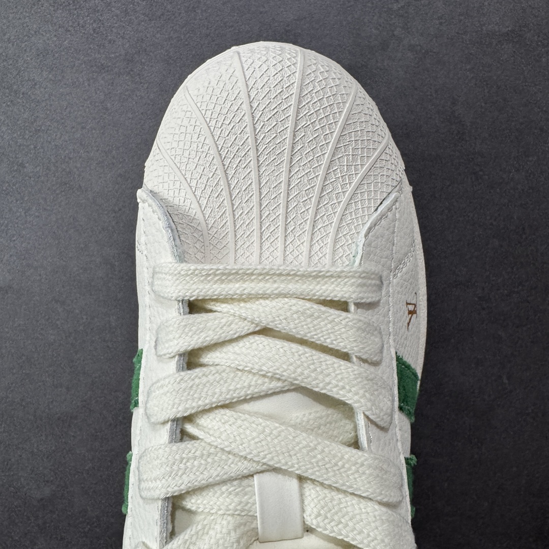 图片[8]-【定制版】Louis Vuitton x Adidas Original Superstar 路易威登LV x 阿迪达斯 低帮 联名白绿 贝壳头防滑耐磨轻便低邦板鞋男女同款 鞋身整体采用米白色皮革打造，搭配经典米白贝壳头，鞋身两侧经典锯齿三条杠Logo采用绿色帆布点缀，鞋头处LV字样金色压印妆点，鞋舌上以绿色Adidas字样及三叶草Logo呈现，瞬间提升鞋子的时尚程度，后跟装饰片辅以绿色制作并带有白色Adidas字样及三叶草LLogo，后跟印有Louis Vuitton字样，彰显联名身份；最后以米白色中底搭配同色橡胶外底完善整体设计收尾。 货号：SD6819 尺码：36-45带半码 编码：CCB290300-选品中心