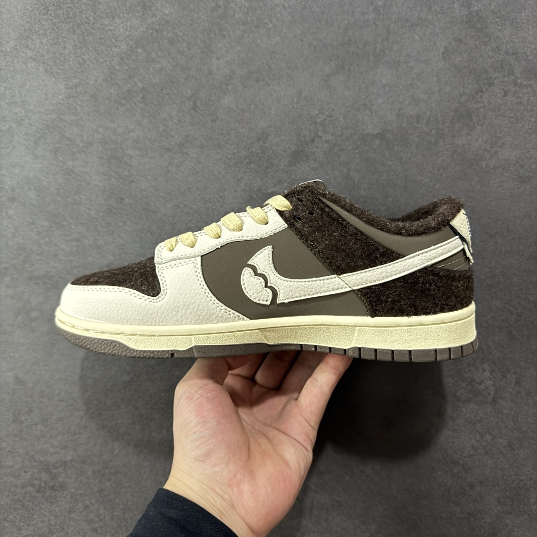 图片[2]-【定制版】Nike SB Dunk Low “labubu拉布布联名—奶白棕长毛” 高端定制 低帮休闲板鞋 定制鞋盒 大厂纯原品质出货 超高清洁度 皮料切割干净无任何毛边 细节完美 货号：DS6608-011 尺码：36 36.5 37.5 38 38.5 39 40 40.5 41 42 42.5 43 44 44.5 45 编码：QFB310320-选品中心