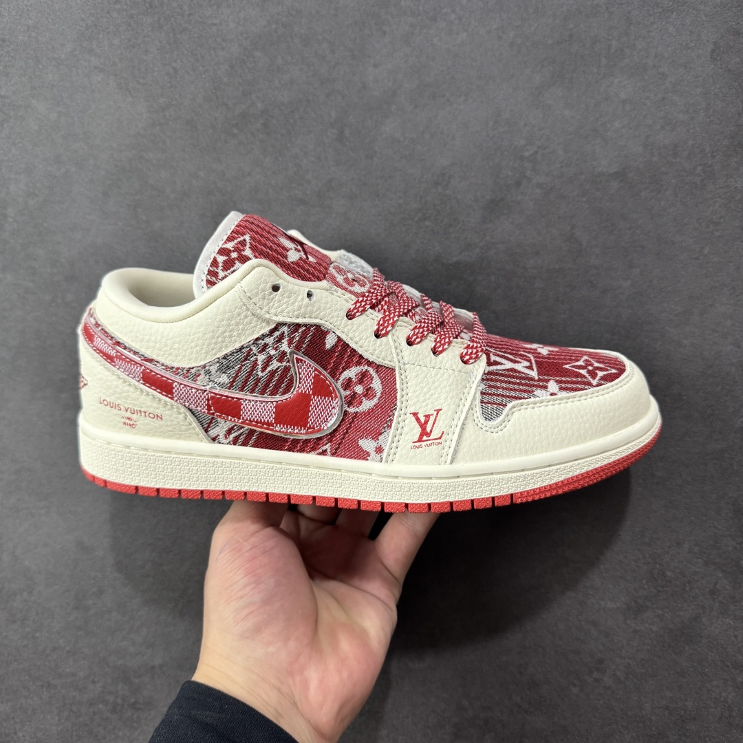 【定制版】Air Jordan 1 Low AJ1 乔1 “LV路易威登联名---米白红帆布牛仔印花”高端定制 低帮复古篮球鞋 #定制鞋盒 大厂纯原品质出货 超高清洁度 皮料切割干净无任何毛边 细节完美 货号:QG1988-010 尺码:36 36.5 37.5 38 38.5 39 40 40.5 41 42 42.5 43 44 44.5 45 编码:QFB310320-选品中心