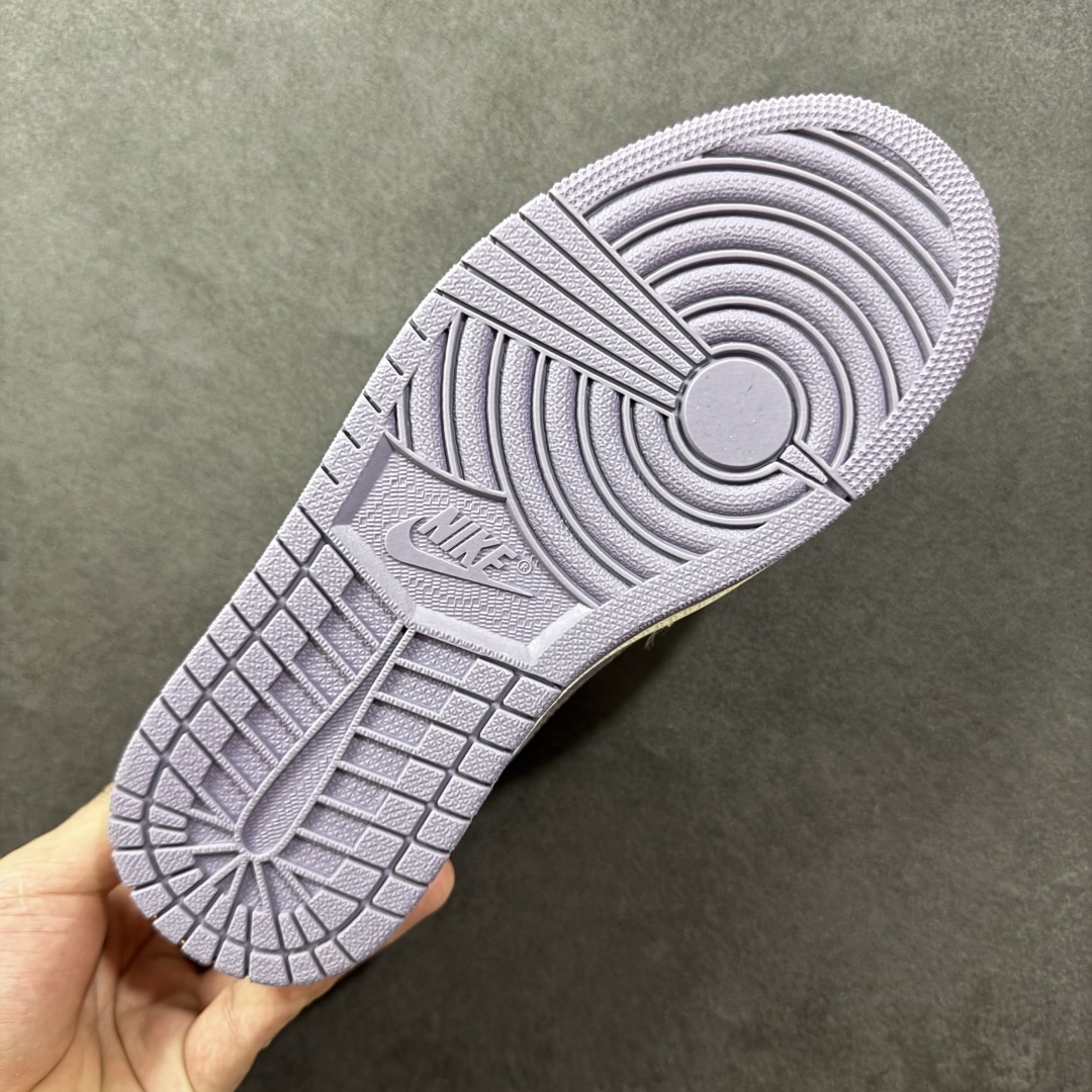 图片[9]-【定制版】Travis Scott x Fragment Design x Air Jordan 1 Low OG SP AJ1 乔1 Labubu 拉布布联名 低帮文化休闲板鞋 JW1188-164 多方联名合作融合了Travis Scott 独特的音乐风格，藤原浩个性的设计风格以及Jordan品牌的经典元素 使其成为一双具有独特身份和价值的鞋子 清新而立体的外观加上联名标识更突出了其独特身份 这种配色方案显示出活力和时尚感 在视觉上引人注目 鞋身的质感和细腻的细节处理使其显得高端而格调十足 这款“倒钩”联名是设计与创意完美结合 融合多方的个性风格是一款备受瞩目的潮流鞋款  尺码：36 36.5 37.5 38 38.5 39 40 40.5 41 42 42.5 43 44 44.5 45 编码：HXSB330340-选品中心