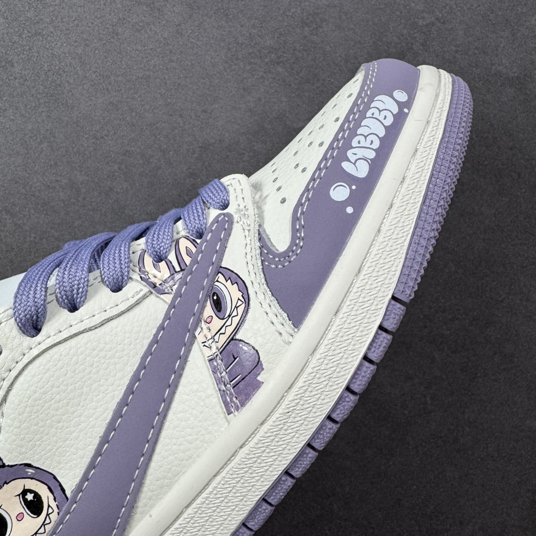 图片[5]-【定制版】Travis Scott x Fragment Design x Air Jordan 1 Low OG SP AJ1 乔1 Labubu 拉布布联名 低帮文化休闲板鞋 JW1188-164 多方联名合作融合了Travis Scott 独特的音乐风格，藤原浩个性的设计风格以及Jordan品牌的经典元素 使其成为一双具有独特身份和价值的鞋子 清新而立体的外观加上联名标识更突出了其独特身份 这种配色方案显示出活力和时尚感 在视觉上引人注目 鞋身的质感和细腻的细节处理使其显得高端而格调十足 这款“倒钩”联名是设计与创意完美结合 融合多方的个性风格是一款备受瞩目的潮流鞋款  尺码：36 36.5 37.5 38 38.5 39 40 40.5 41 42 42.5 43 44 44.5 45 编码：HXSB330340-选品中心