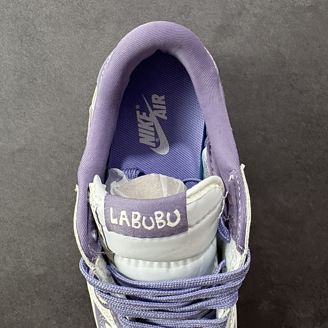 图片[7]-【定制版】Travis Scott x Fragment Design x Air Jordan 1 Low OG SP AJ1 乔1 Labubu 拉布布联名 低帮文化休闲板鞋 JW1188-164 多方联名合作融合了Travis Scott 独特的音乐风格，藤原浩个性的设计风格以及Jordan品牌的经典元素 使其成为一双具有独特身份和价值的鞋子 清新而立体的外观加上联名标识更突出了其独特身份 这种配色方案显示出活力和时尚感 在视觉上引人注目 鞋身的质感和细腻的细节处理使其显得高端而格调十足 这款“倒钩”联名是设计与创意完美结合 融合多方的个性风格是一款备受瞩目的潮流鞋款  尺码：36 36.5 37.5 38 38.5 39 40 40.5 41 42 42.5 43 44 44.5 45 编码：HXSB330340-选品中心