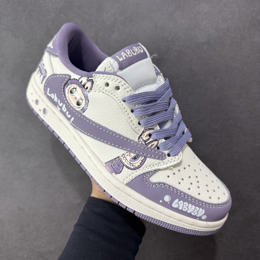 图片[3]-【定制版】Travis Scott x Fragment Design x Air Jordan 1 Low OG SP AJ1 乔1 Labubu 拉布布联名 低帮文化休闲板鞋 JW1188-164 多方联名合作融合了Travis Scott 独特的音乐风格，藤原浩个性的设计风格以及Jordan品牌的经典元素 使其成为一双具有独特身份和价值的鞋子 清新而立体的外观加上联名标识更突出了其独特身份 这种配色方案显示出活力和时尚感 在视觉上引人注目 鞋身的质感和细腻的细节处理使其显得高端而格调十足 这款“倒钩”联名是设计与创意完美结合 融合多方的个性风格是一款备受瞩目的潮流鞋款  尺码：36 36.5 37.5 38 38.5 39 40 40.5 41 42 42.5 43 44 44.5 45 编码：HXSB330340-选品中心