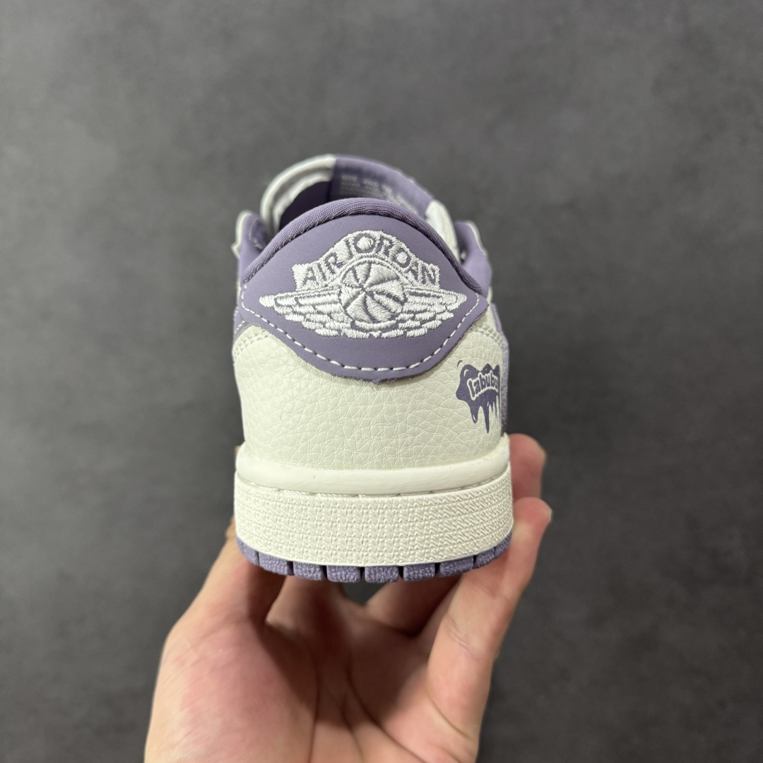 图片[4]-【定制版】Travis Scott x Fragment Design x Air Jordan 1 Low OG SP AJ1 乔1 Labubu 拉布布联名 低帮文化休闲板鞋 JW1188-164 多方联名合作融合了Travis Scott 独特的音乐风格，藤原浩个性的设计风格以及Jordan品牌的经典元素 使其成为一双具有独特身份和价值的鞋子 清新而立体的外观加上联名标识更突出了其独特身份 这种配色方案显示出活力和时尚感 在视觉上引人注目 鞋身的质感和细腻的细节处理使其显得高端而格调十足 这款“倒钩”联名是设计与创意完美结合 融合多方的个性风格是一款备受瞩目的潮流鞋款  尺码：36 36.5 37.5 38 38.5 39 40 40.5 41 42 42.5 43 44 44.5 45 编码：HXSB330340-选品中心