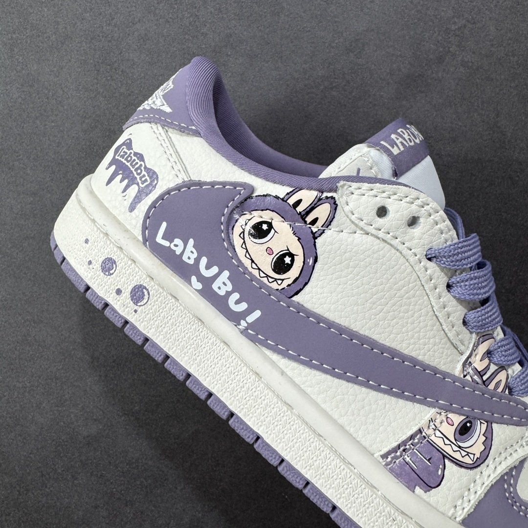 图片[6]-【定制版】Travis Scott x Fragment Design x Air Jordan 1 Low OG SP AJ1 乔1 Labubu 拉布布联名 低帮文化休闲板鞋 JW1188-164 多方联名合作融合了Travis Scott 独特的音乐风格，藤原浩个性的设计风格以及Jordan品牌的经典元素 使其成为一双具有独特身份和价值的鞋子 清新而立体的外观加上联名标识更突出了其独特身份 这种配色方案显示出活力和时尚感 在视觉上引人注目 鞋身的质感和细腻的细节处理使其显得高端而格调十足 这款“倒钩”联名是设计与创意完美结合 融合多方的个性风格是一款备受瞩目的潮流鞋款  尺码：36 36.5 37.5 38 38.5 39 40 40.5 41 42 42.5 43 44 44.5 45 编码：HXSB330340-选品中心
