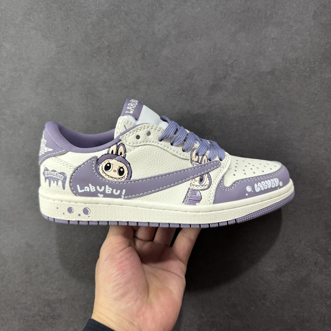 【定制版】Travis Scott x Fragment Design x Air Jordan 1 Low OG SP AJ1 乔1 Labubu 拉布布联名 低帮文化休闲板鞋 JW1188-164 多方联名合作融合了Travis Scott 独特的音乐风格,藤原浩个性的设计风格以及Jordan品牌的经典元素 使其成为一双具有独特身份和价值的鞋子 清新而立体的外观加上联名标识更突出了其独特身份 这种配色方案显示出活力和时尚感 在视觉上引人注目 鞋身的质感和细腻的细节处理使其显得高端而格调十足 这款“倒钩”联名是设计与创意完美结合 融合多方的个性风格是一款备受瞩目的潮流鞋款  尺码:36 36.5 37.5 38 38.5 39 40 40.5 41 42 42.5 43 44 44.5 45 编码:HXSB330340-选品中心